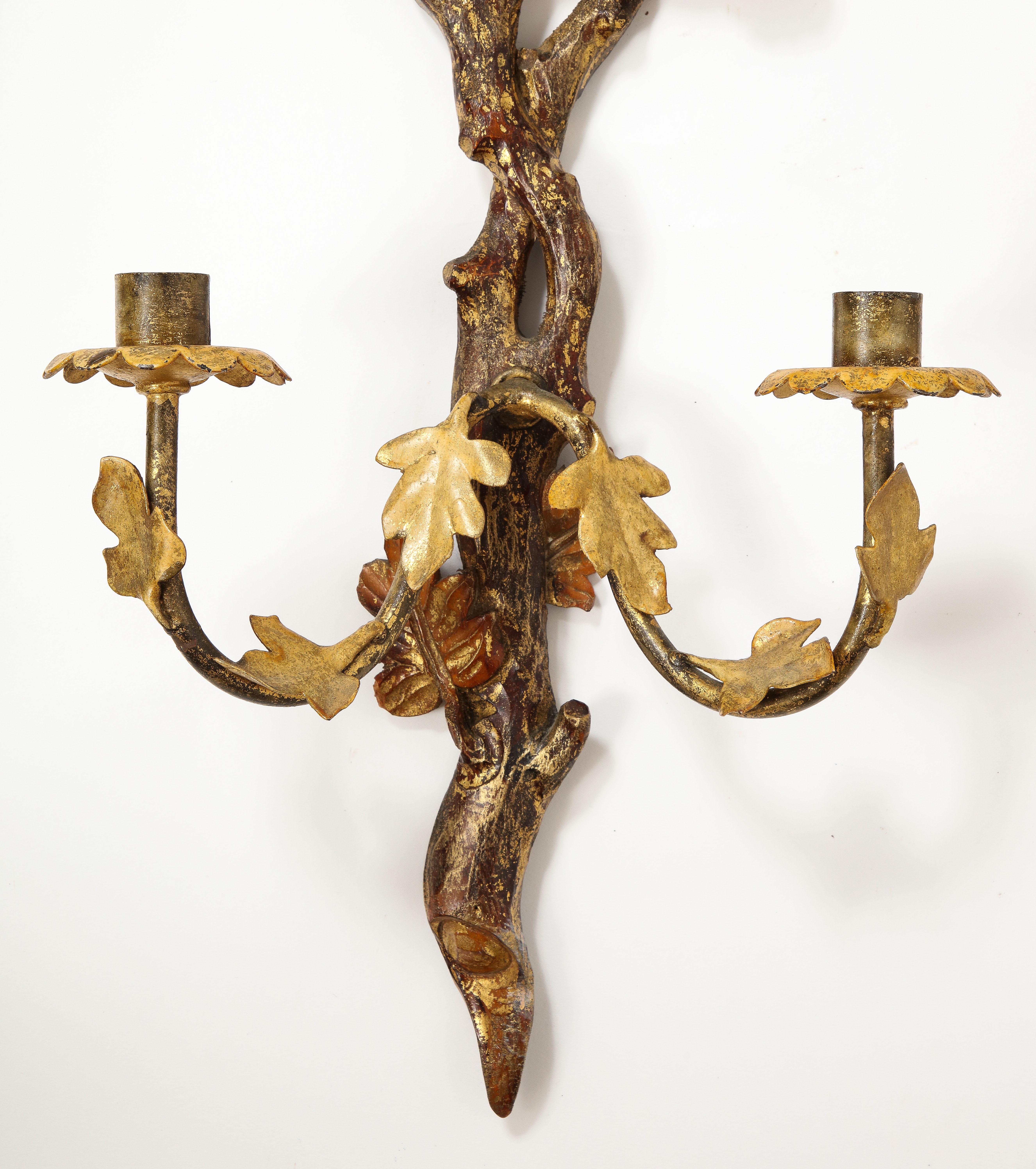 Paire d'appliques à bougies continentales du 19ème siècle en bois sculpté et peint à la main  en vente 3