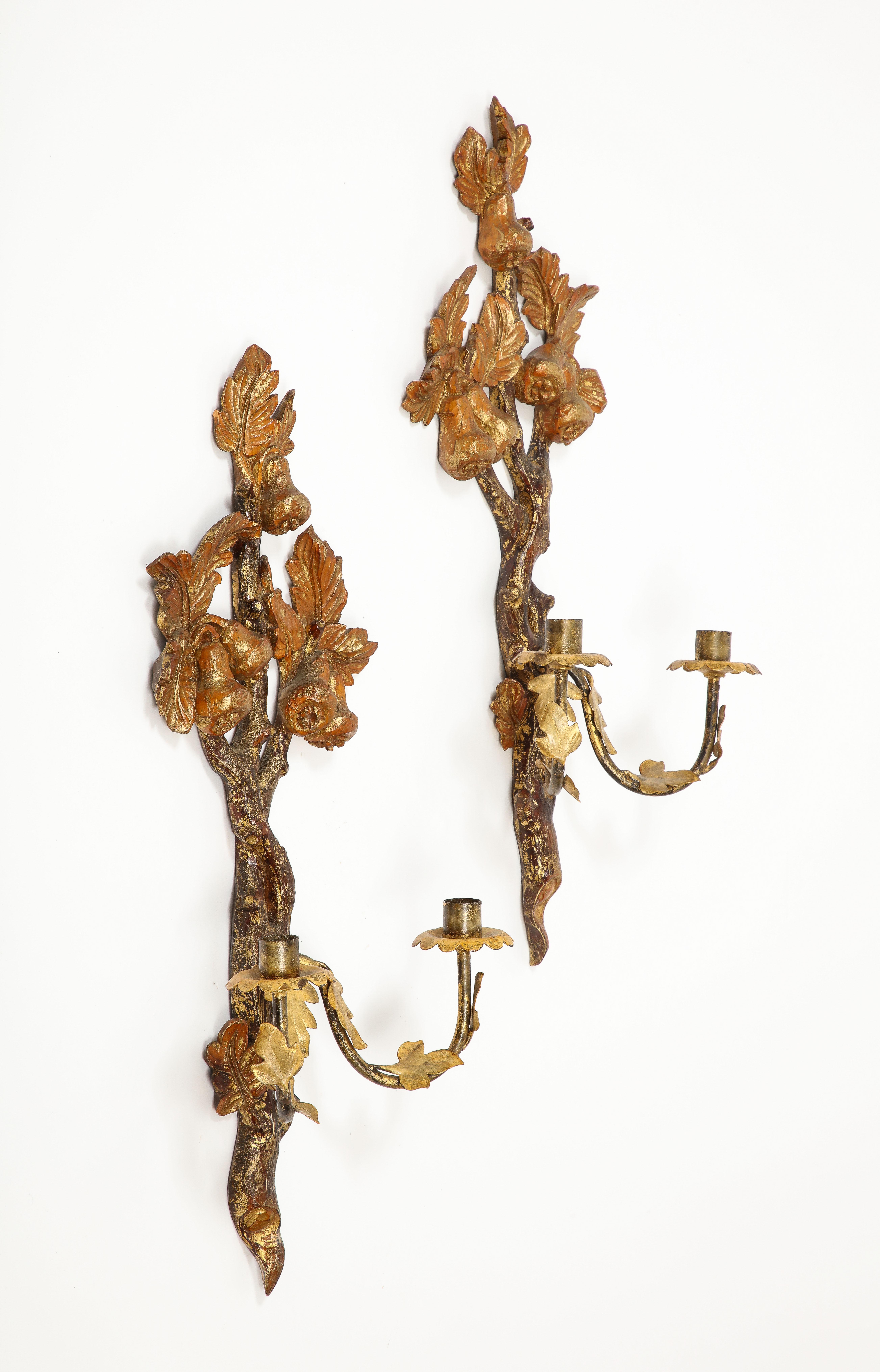 Paar kontinentale, handbemalte, geschnitzte Ormolu-Holz-Kerzenleuchter aus dem 19. Jahrhundert  (Handgeschnitzt) im Angebot