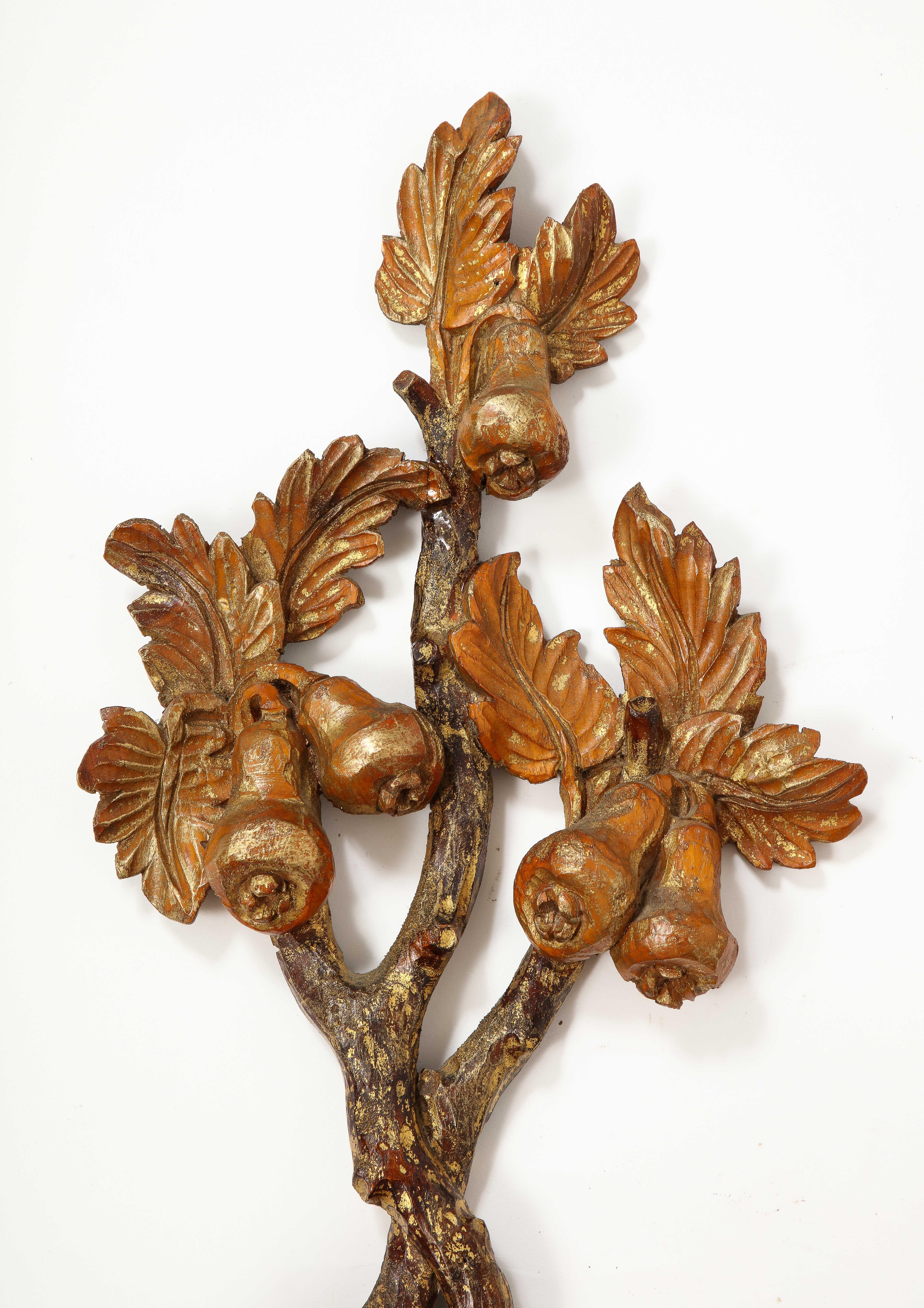 Bois Paire d'appliques à bougies continentales du 19ème siècle en bois sculpté et peint à la main  en vente