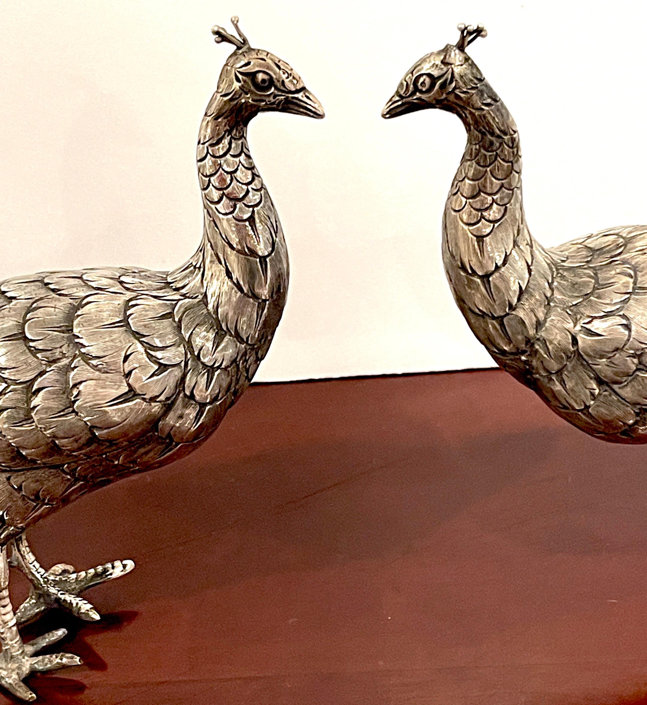 XIXe siècle Paire de figurines de paons de table en argent continental du 19ème siècle en vente