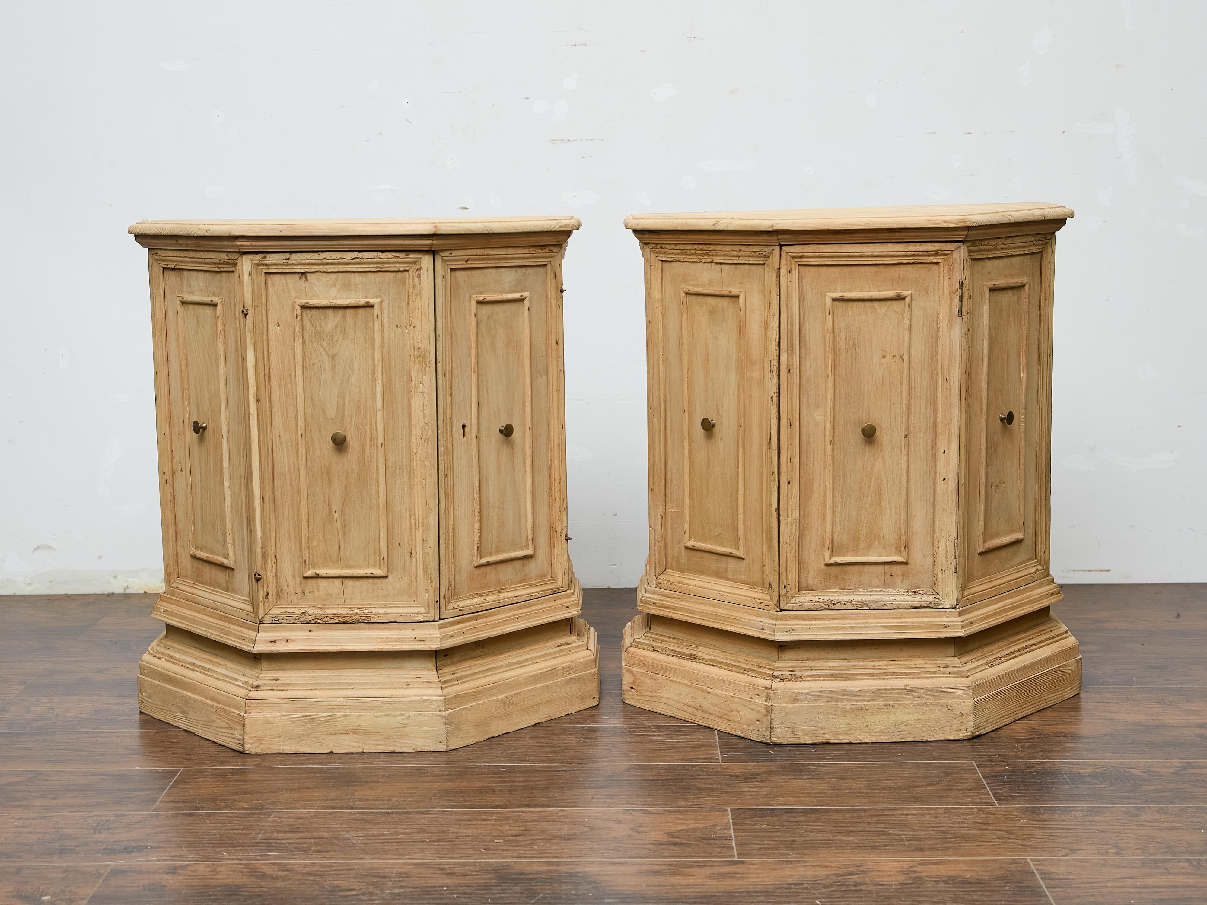 Queste consolle in pino del XIX secolo incarnano l'eleganza rustica del design country francese. Realizzati con una sorprendente forma poligonale, bilanciano la presenza architettonica con una patina rilassata e consumata dal tempo. Il pino