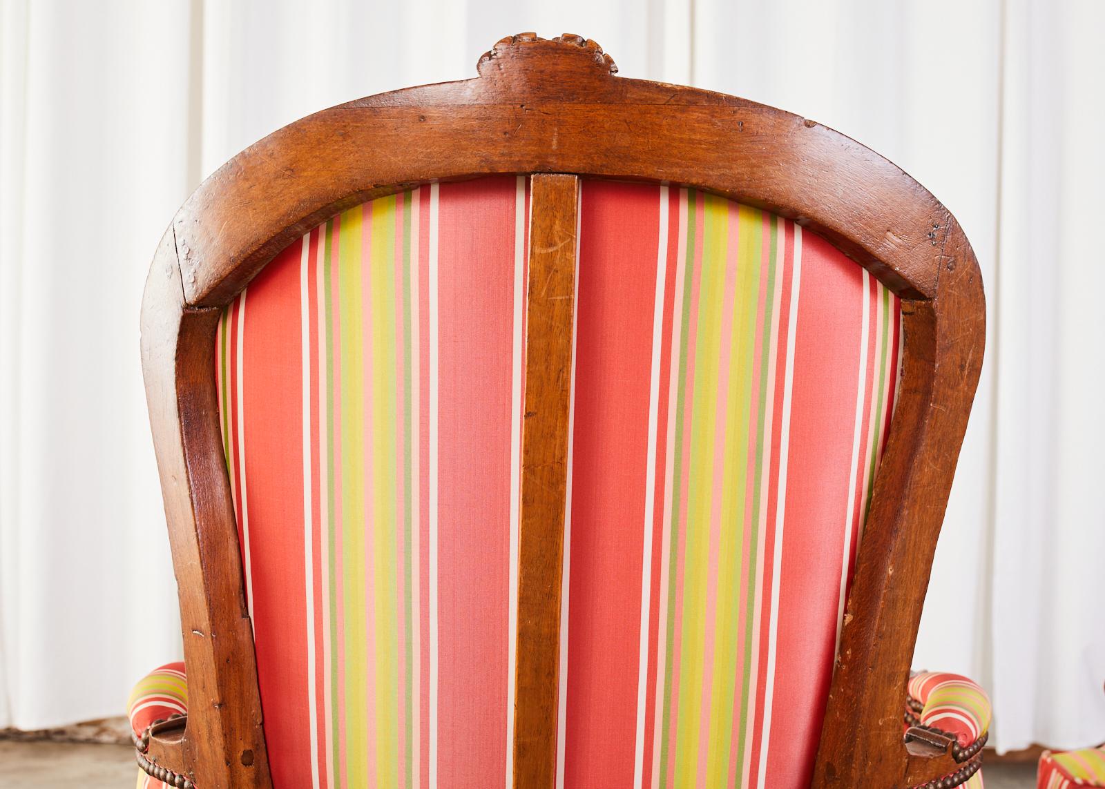 Bergere-Sessel aus Nussbaumholz im französischen Landhausstil, 19. Jahrhundert, Paar im Angebot 5