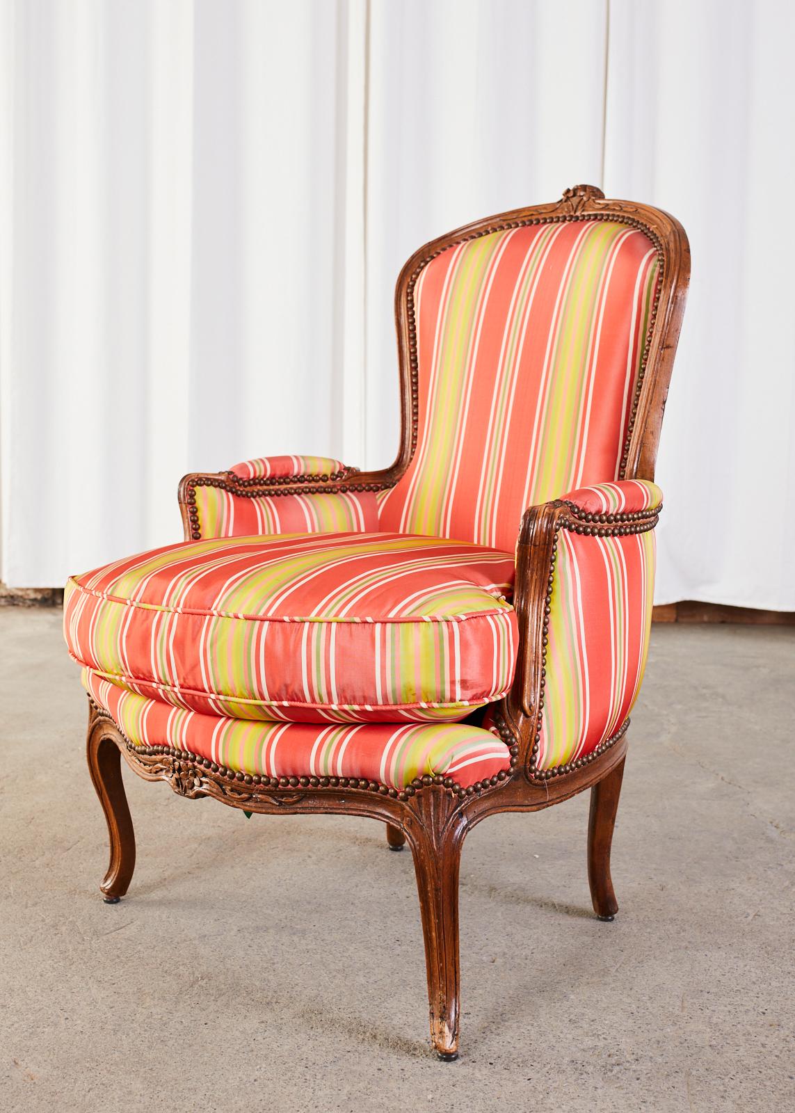 Bergere-Sessel aus Nussbaumholz im französischen Landhausstil, 19. Jahrhundert, Paar im Angebot 9