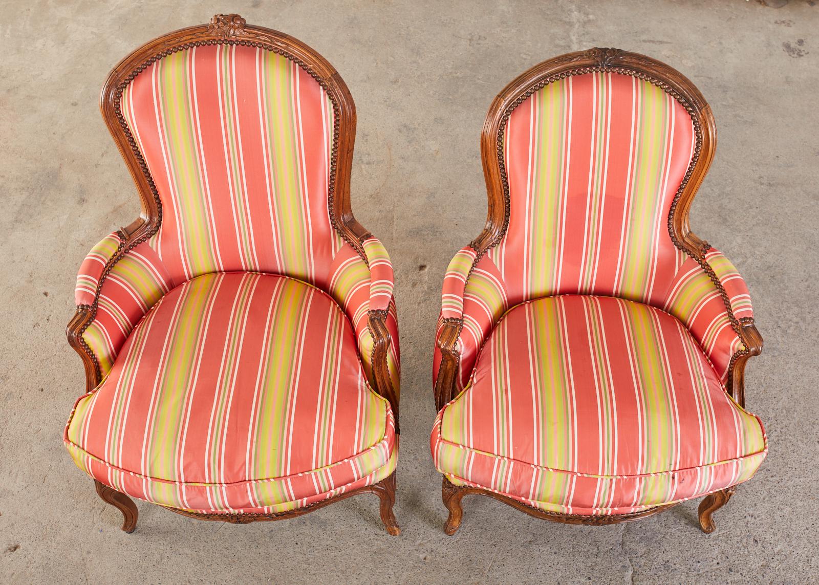 Bergere-Sessel aus Nussbaumholz im französischen Landhausstil, 19. Jahrhundert, Paar (Französisch) im Angebot