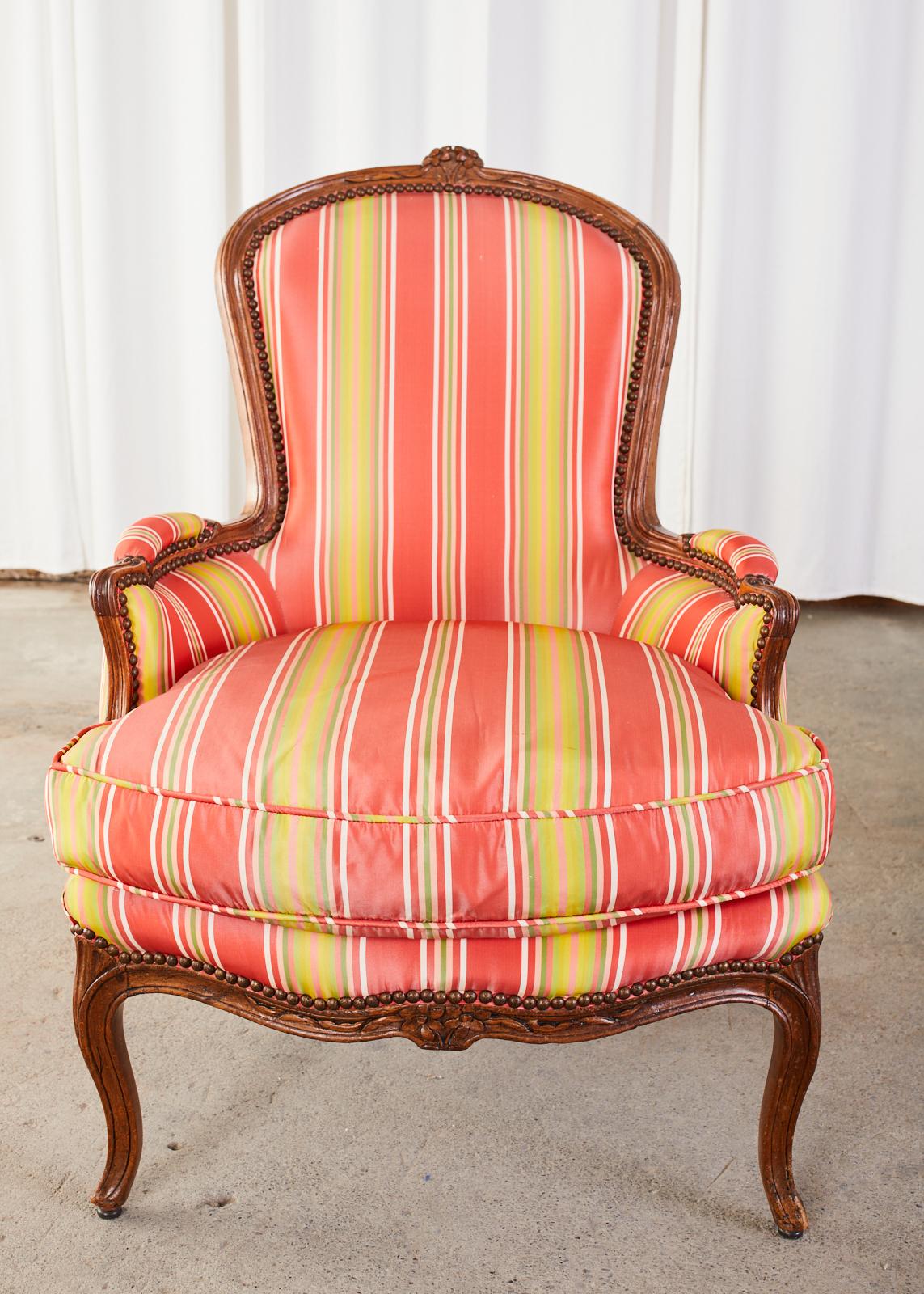 Bergere-Sessel aus Nussbaumholz im französischen Landhausstil, 19. Jahrhundert, Paar (Handgefertigt) im Angebot
