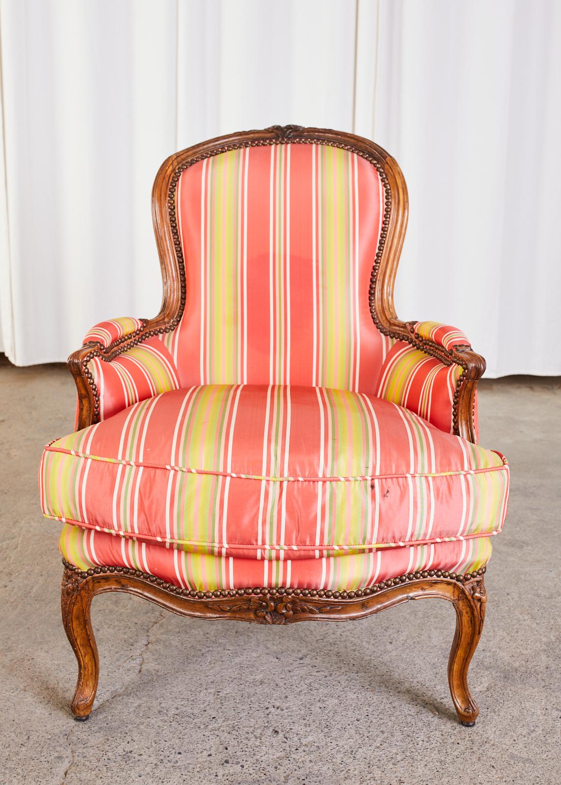 Bergere-Sessel aus Nussbaumholz im französischen Landhausstil, 19. Jahrhundert, Paar (Walnuss) im Angebot
