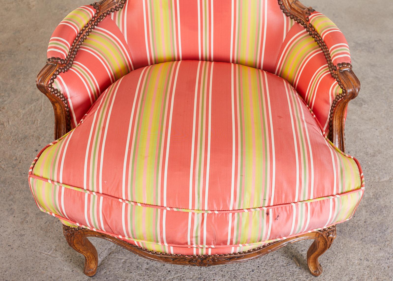 Bergere-Sessel aus Nussbaumholz im französischen Landhausstil, 19. Jahrhundert, Paar im Angebot 1