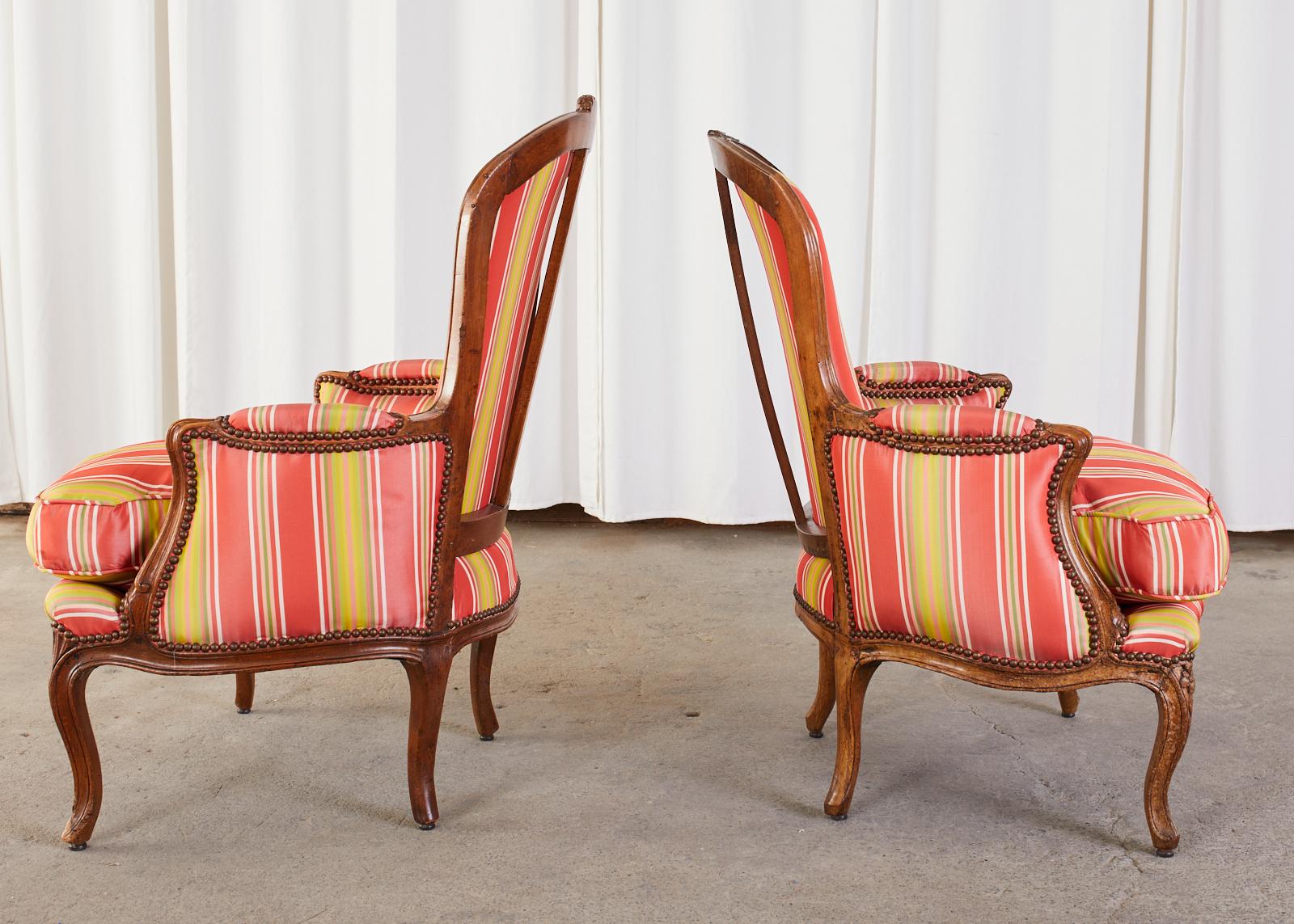 Paire de fauteuils bergères provinciales françaises du 19ème siècle en noyer en vente 1