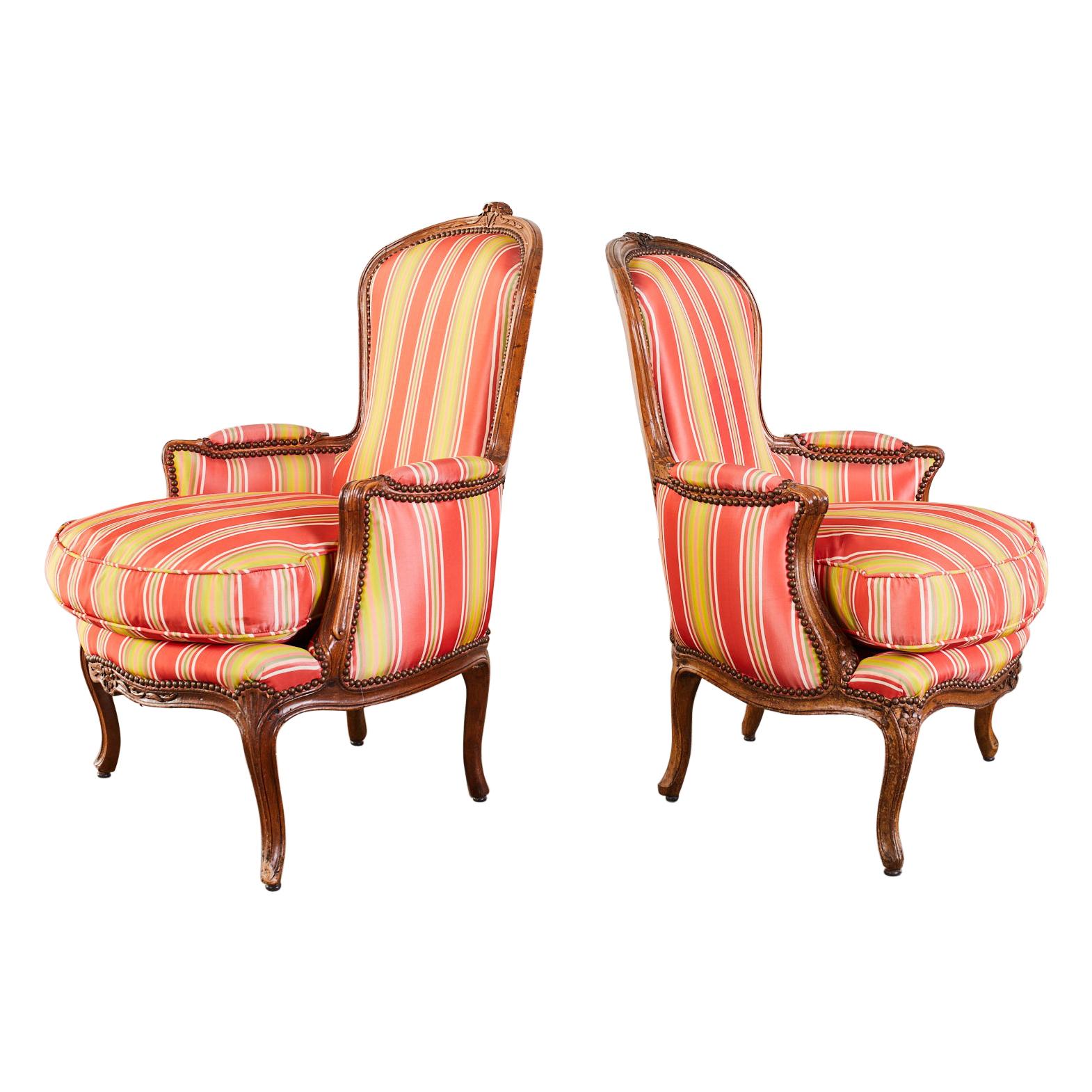 Paire de fauteuils bergères provinciales françaises du 19ème siècle en noyer en vente