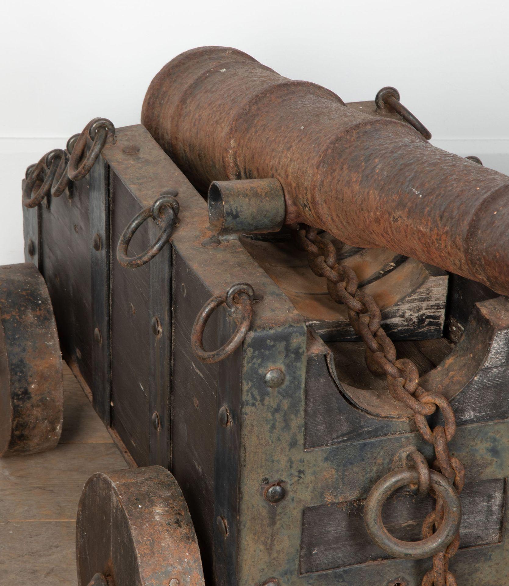Una magnifica coppia di copie a grandezza naturale di cannoni navali del XIX secolo. 

Questi cannoni da nave a grandezza naturale da 3 libbre sono repliche dei cannoni del XVII e XVIII secolo che avrebbero rivestito le fiancate delle navi da guerra