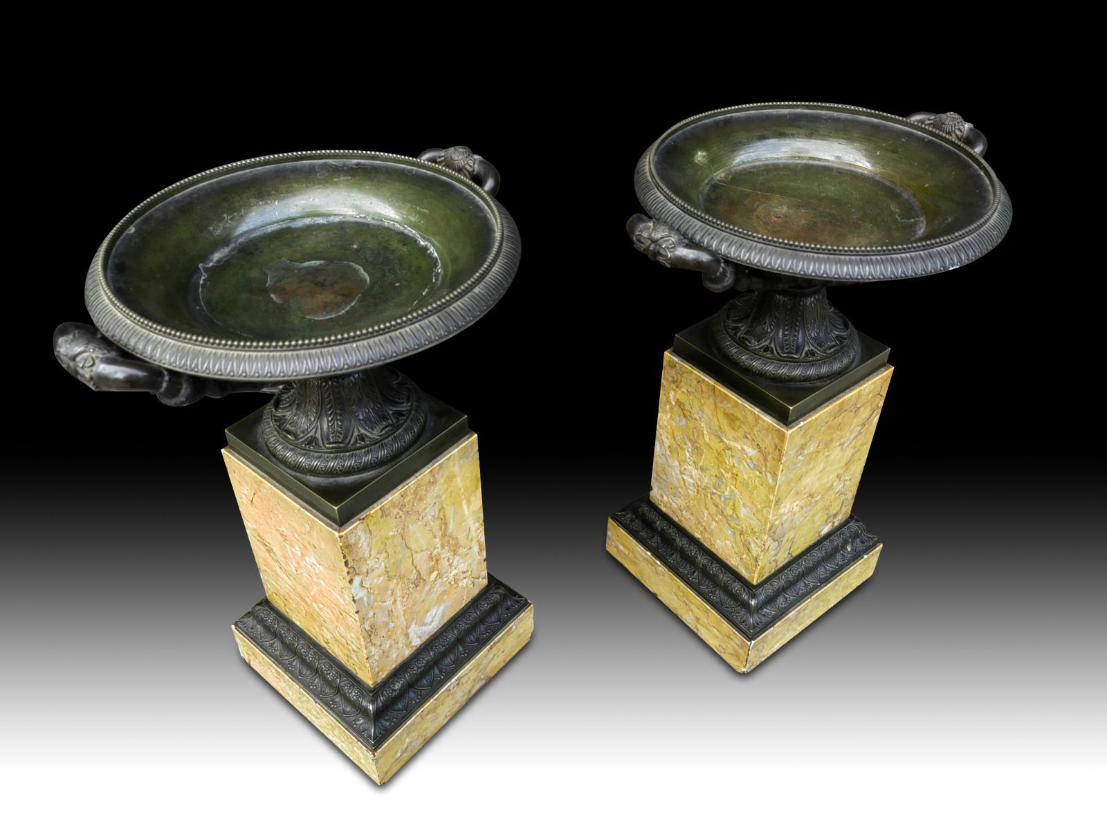 Pair of 19th century cups. In very good condition. The bronze has a fine chiselure. Beautiful patina.
Good condition.