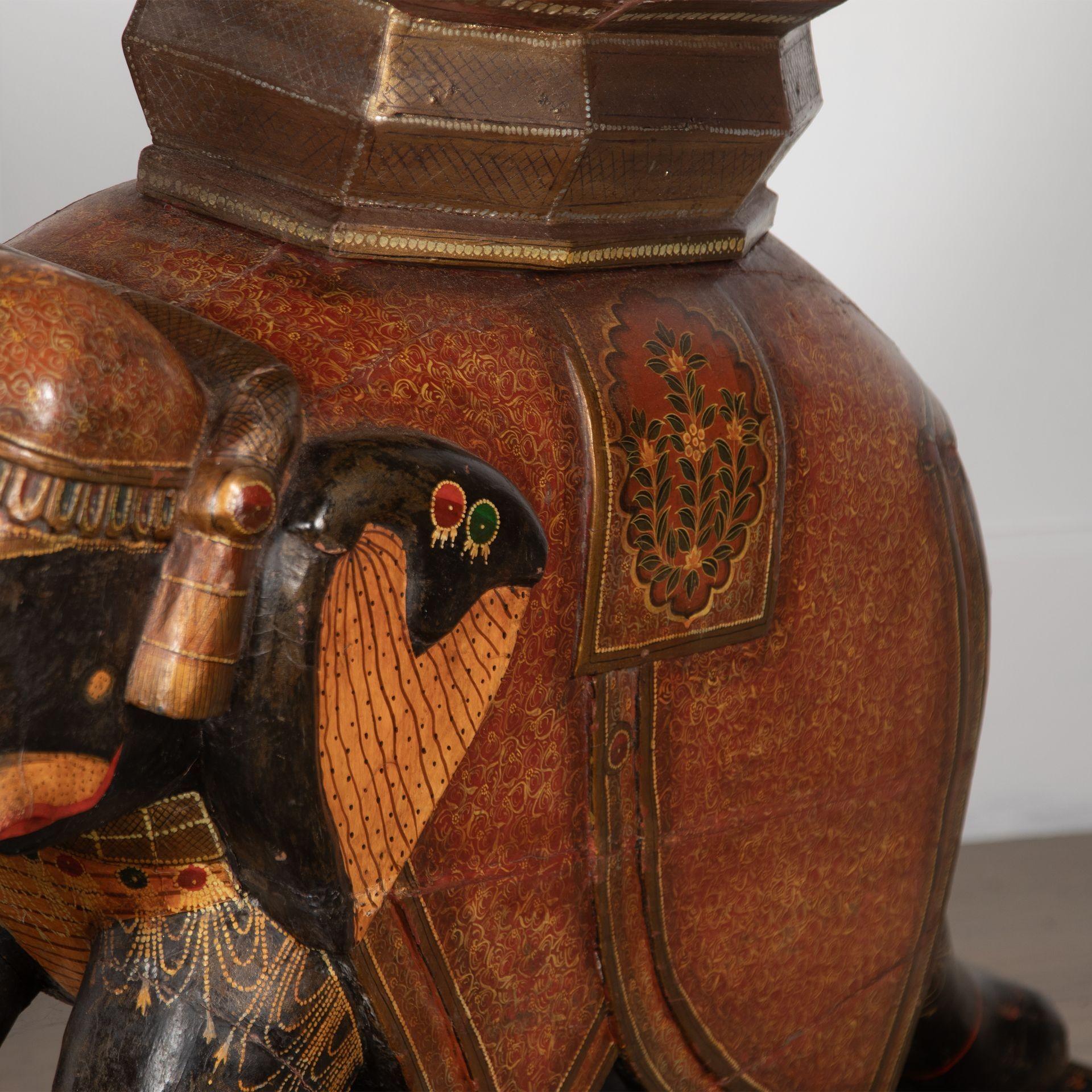 Coppia di elefanti decorativi del XIX secolo in vendita 5