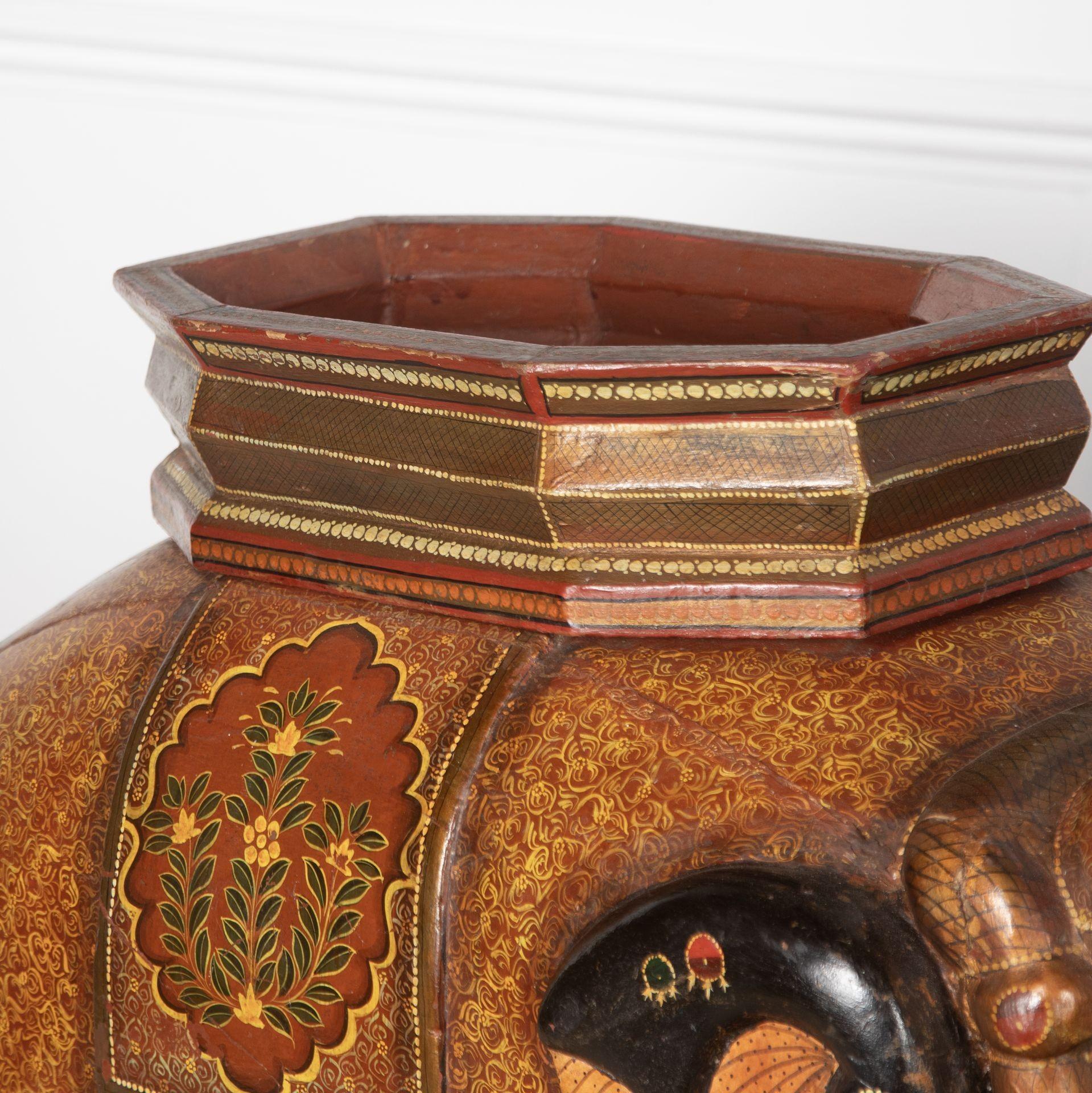 Coppia di elefanti decorativi del XIX secolo in vendita 6