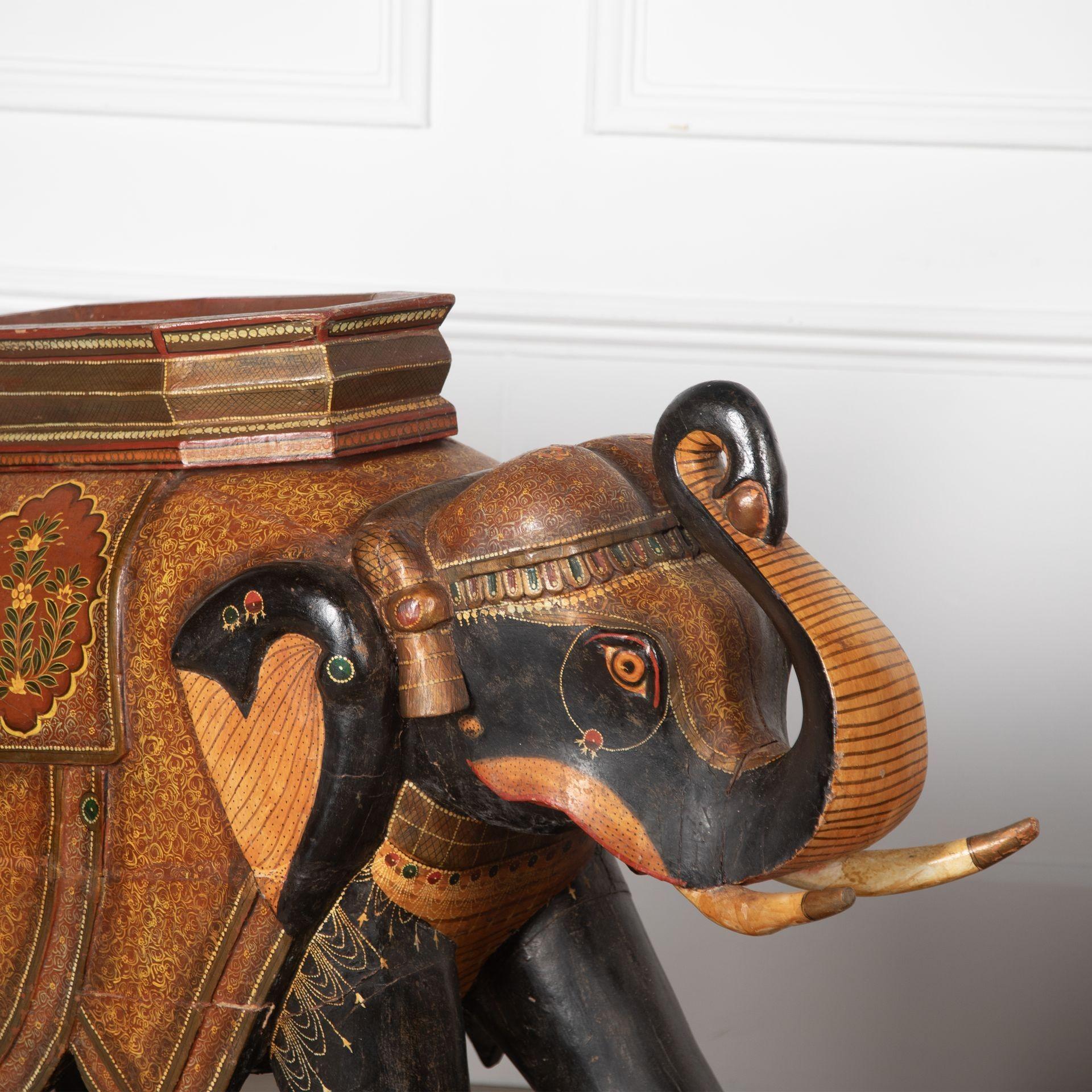 Indiano Coppia di elefanti decorativi del XIX secolo in vendita