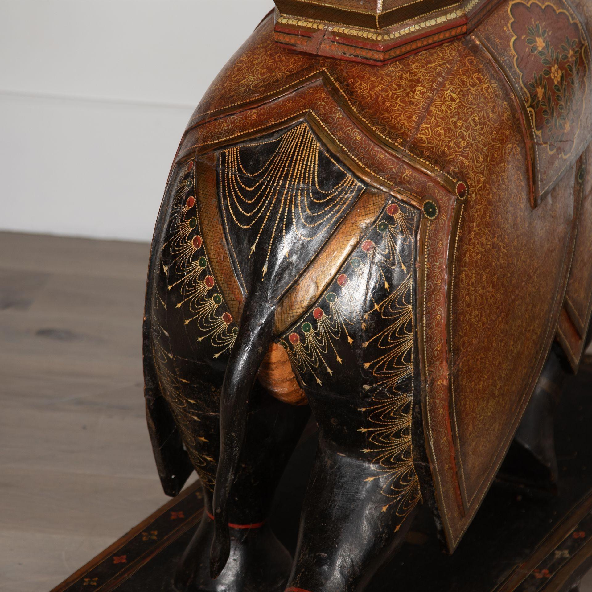 Legno Coppia di elefanti decorativi del XIX secolo in vendita