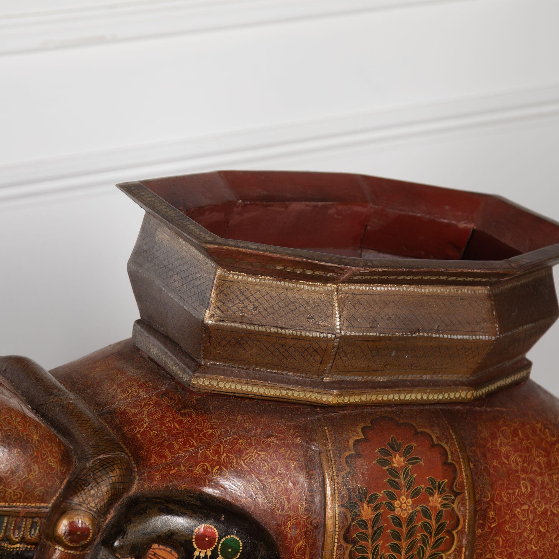 Coppia di elefanti decorativi del XIX secolo in vendita 2