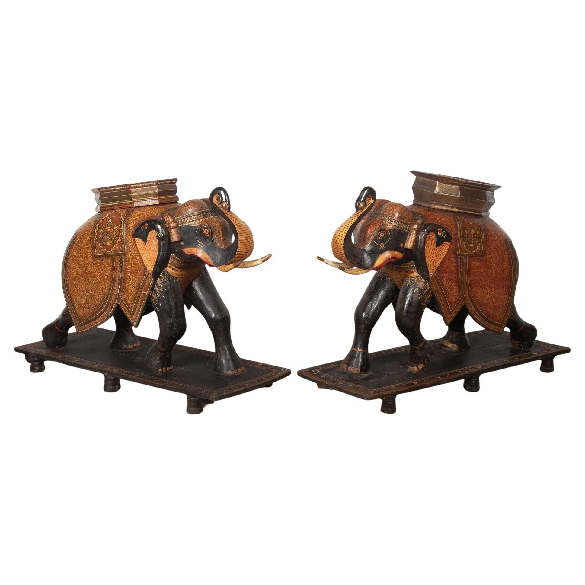 Paire d'éléphants décoratifs du 19ème siècle