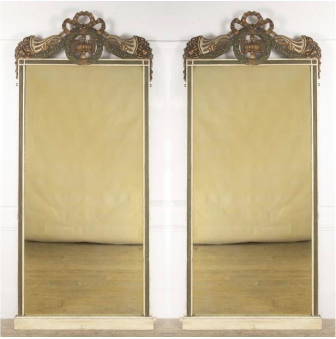 Sculpté à la main Paire de miroirs décoratifs français du XIXe siècle en vente