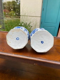 Pareja de jarrones hexagonales azules y blancos de Delft del siglo XIX, firmados