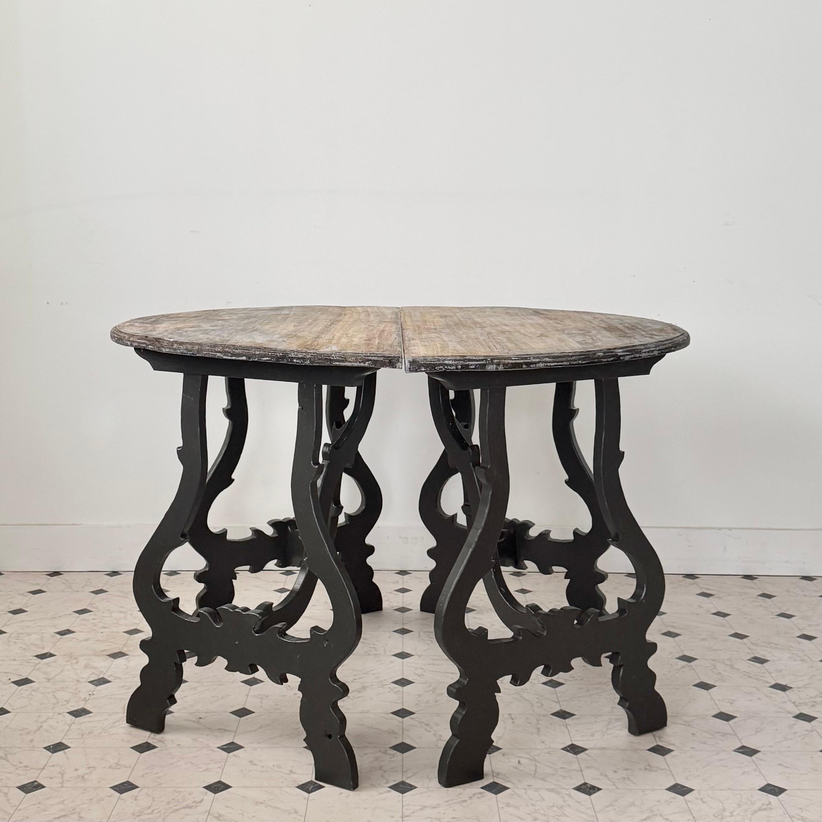 Paire de consoles italiennes du 19e siècle avec plateaux Demi-lune reposant sur une paire de pieds lyre sculptés et inclinés et sur des brancards en bois sculpté dans une finition gris foncé/noirâtre.
Toscane, Italie
Rénové plus tard.