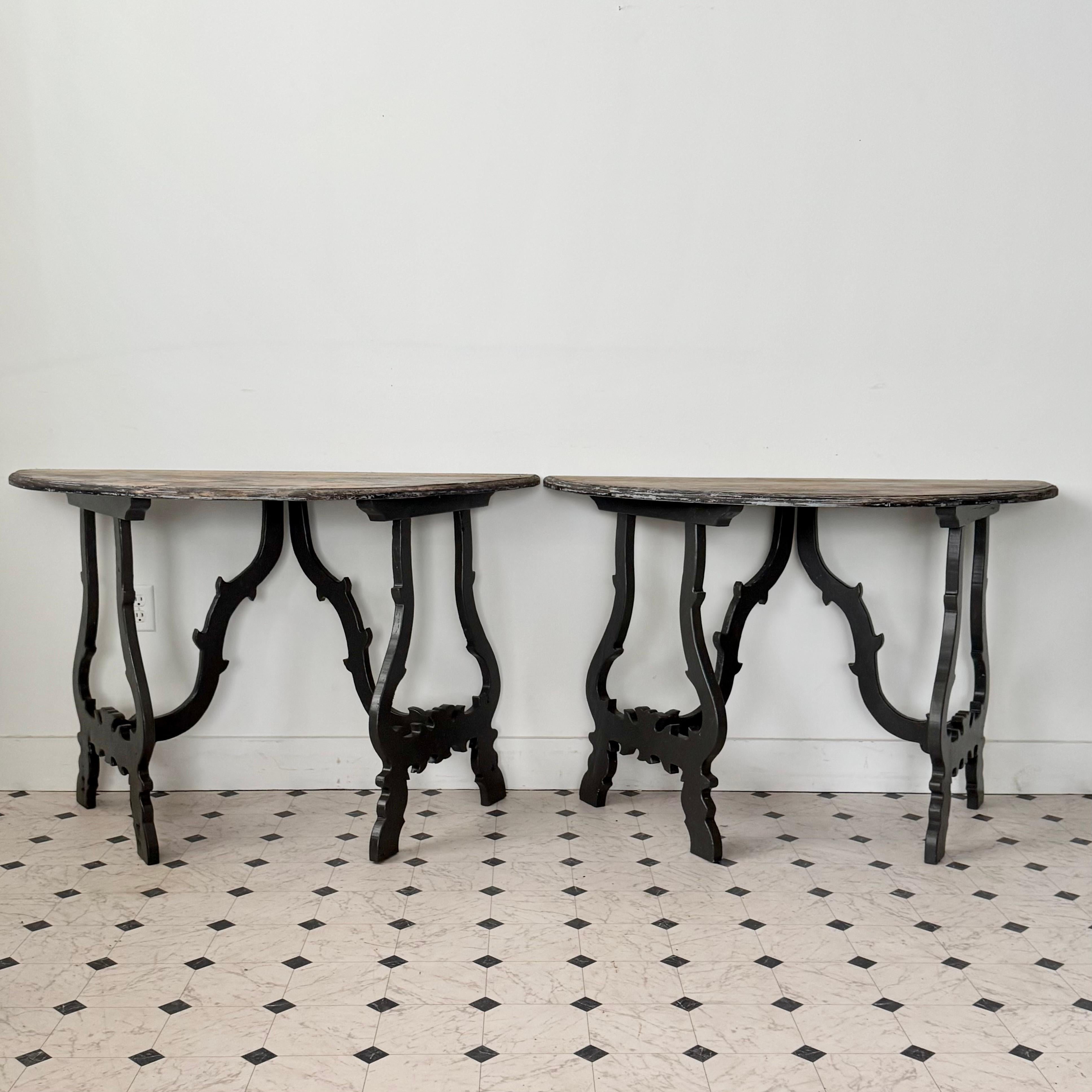 italien Paire de tables console Demi-Lune du 19ème siècle de Toscane, Italie en vente