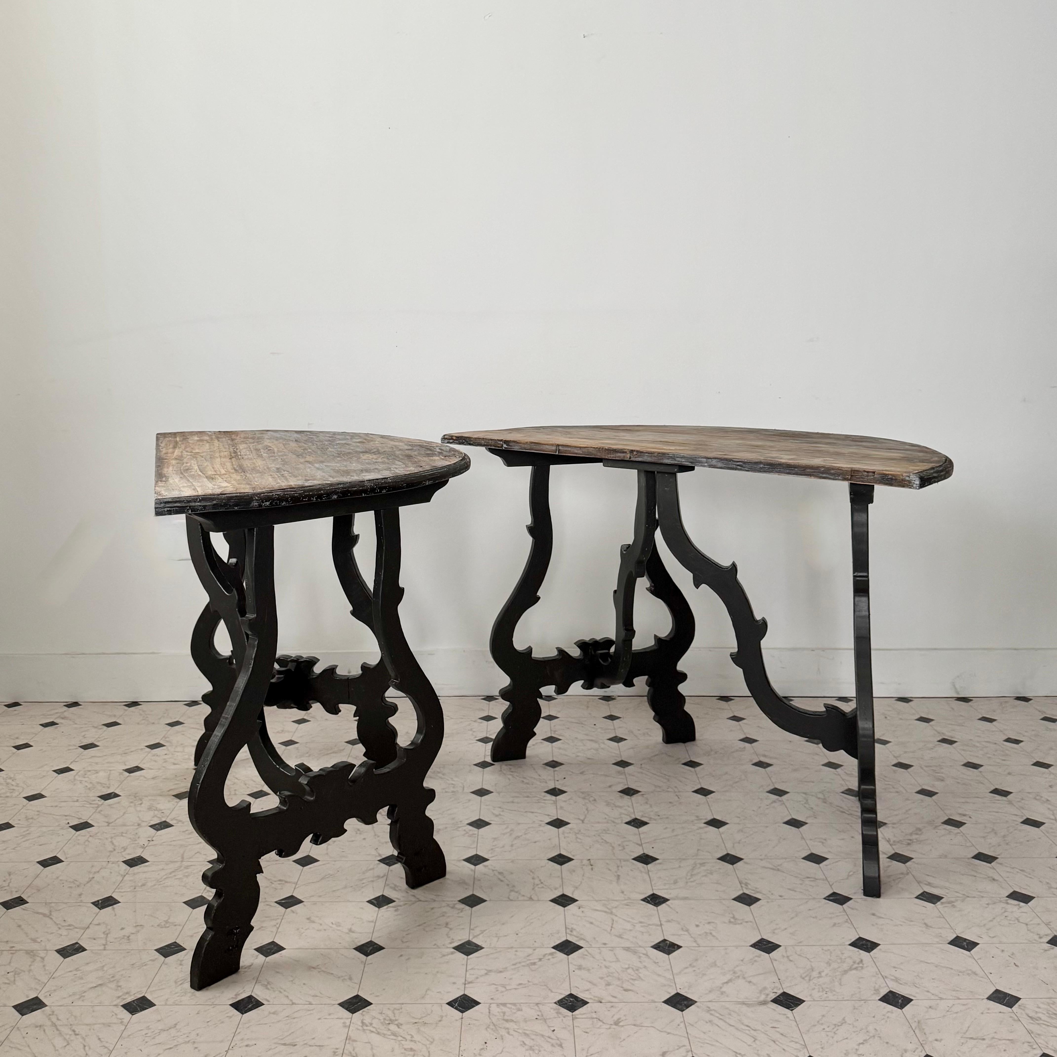 Paire de tables console Demi-Lune du 19ème siècle de Toscane, Italie Bon état - En vente à Charleston, SC