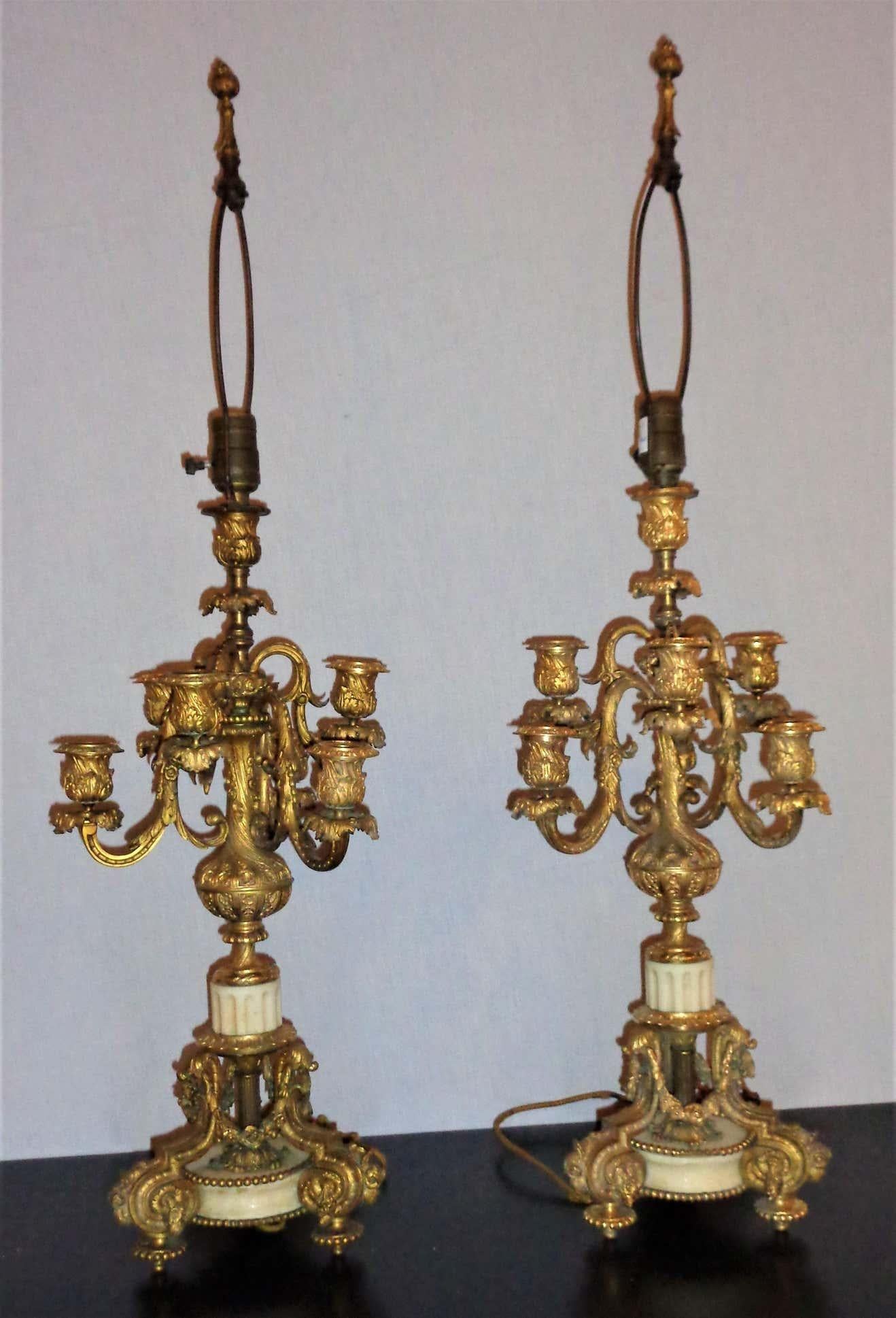 Pareja de candelabros de 7 luces de bronce dorado del siglo XIX con base de mármol montados como lámparas en venta 8