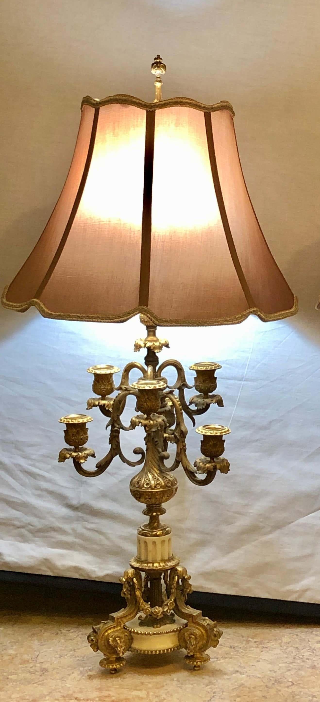 Pareja de candelabros de 7 luces de bronce dorado del siglo XIX con base de mármol montados como lámparas siglo XX en venta