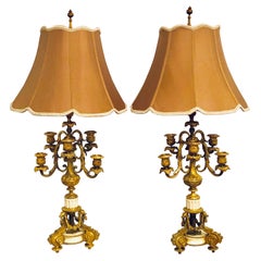 Pareja de candelabros de 7 luces de bronce dorado del siglo XIX con base de mármol montados como lámparas