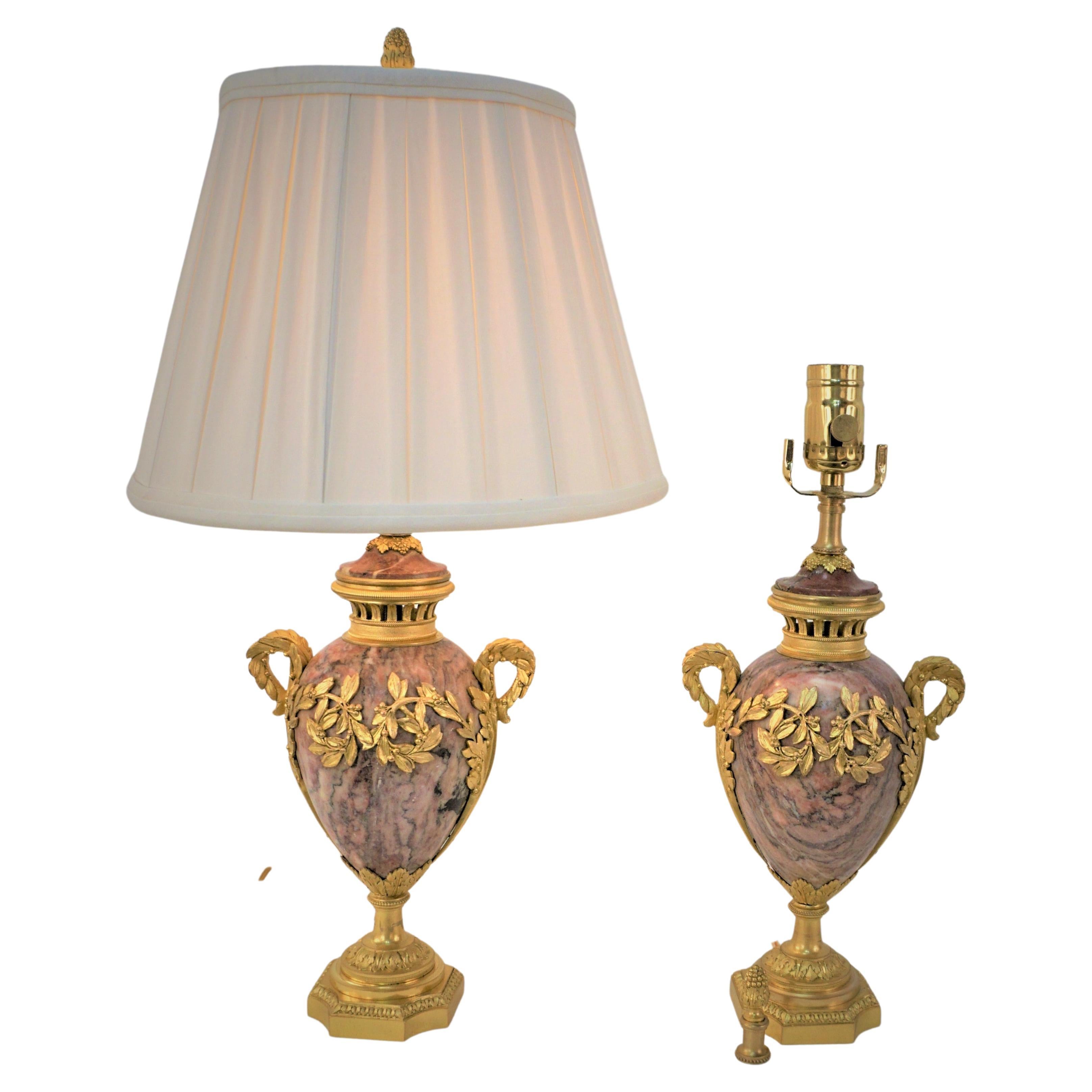 Paire de lampes de bureau du 19ème siècle en bronze doré et marbre