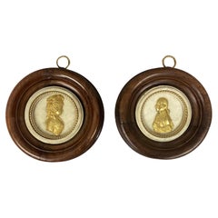 Pareja De Medallones De Retrato De Bronce Doré Del Siglo XIX Montados Sobre Mármol De Carrara