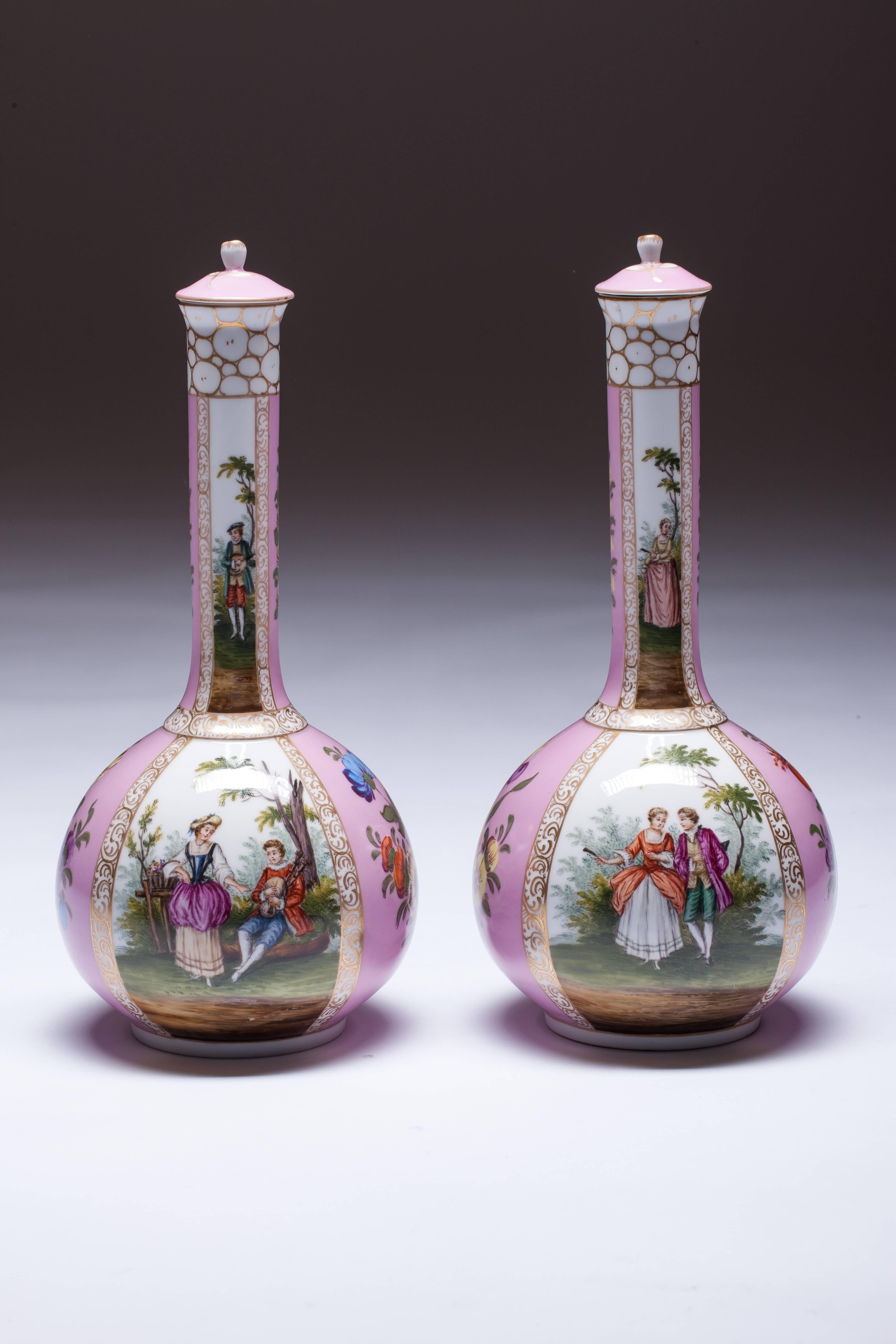 Pair of 19th Century Dresden Porcelain Bottle Shaped Vases with Covers In Excellent Condition For Sale In Vilnius, LT
