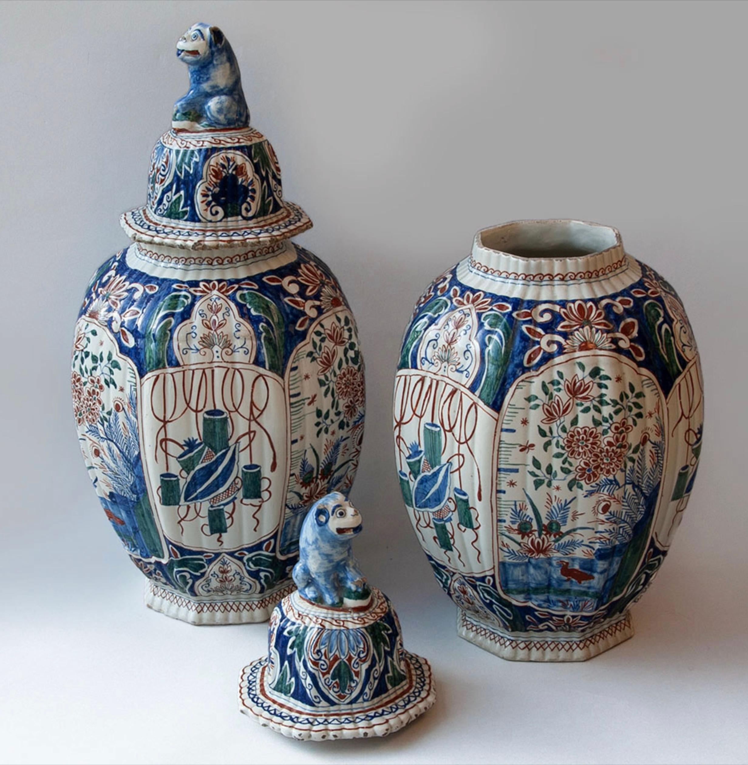 Pair of 19th Century Dutch Antique Delft Polychrome Vases with Covers In Good Condition For Sale In London, GB