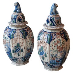 Paire de vases polychromes néerlandais anciens de Delft du 19ème siècle avec couvercles