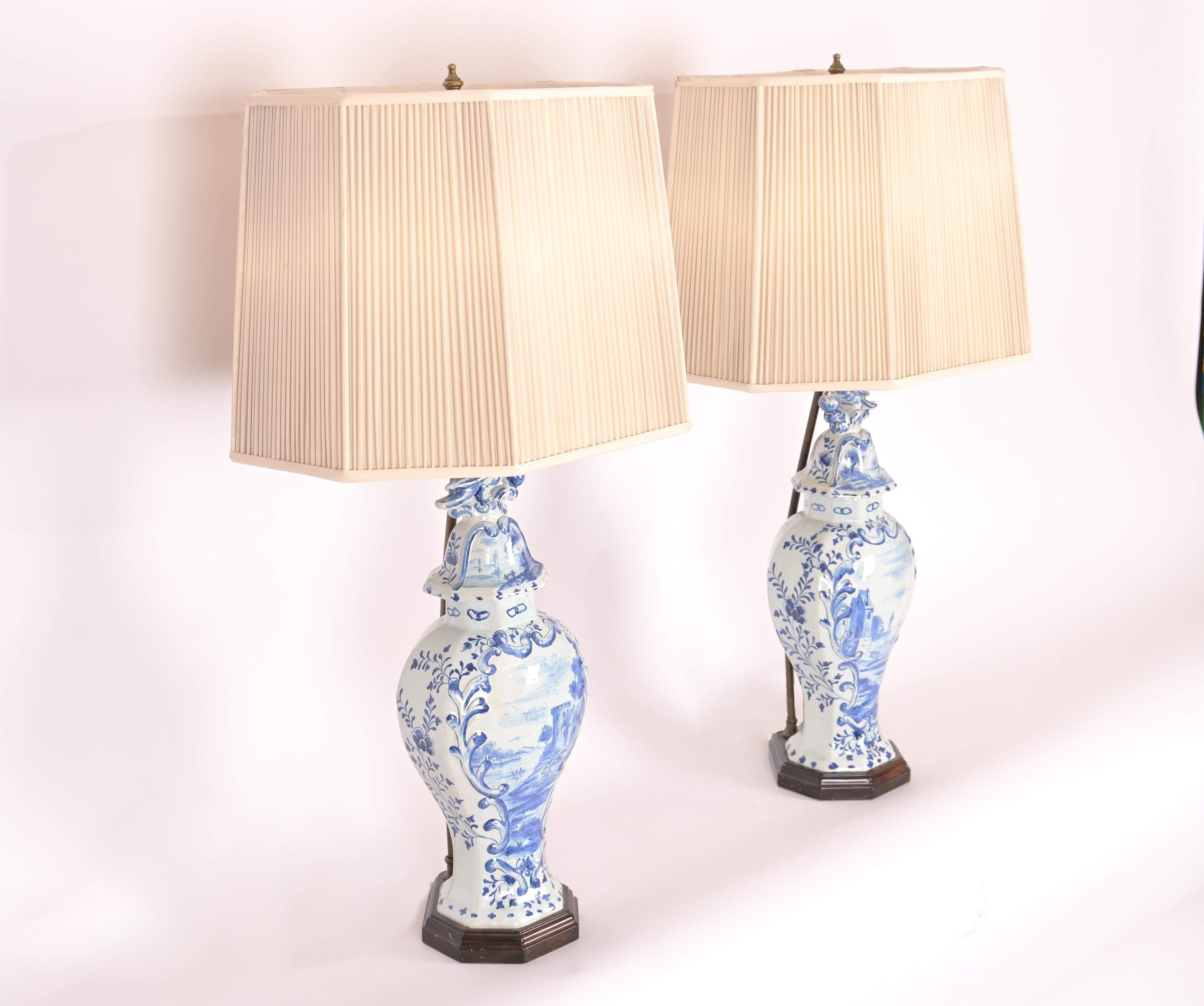 Peint à la main Paire de lampes à vase bleu de Delft du 19ème siècle en vente