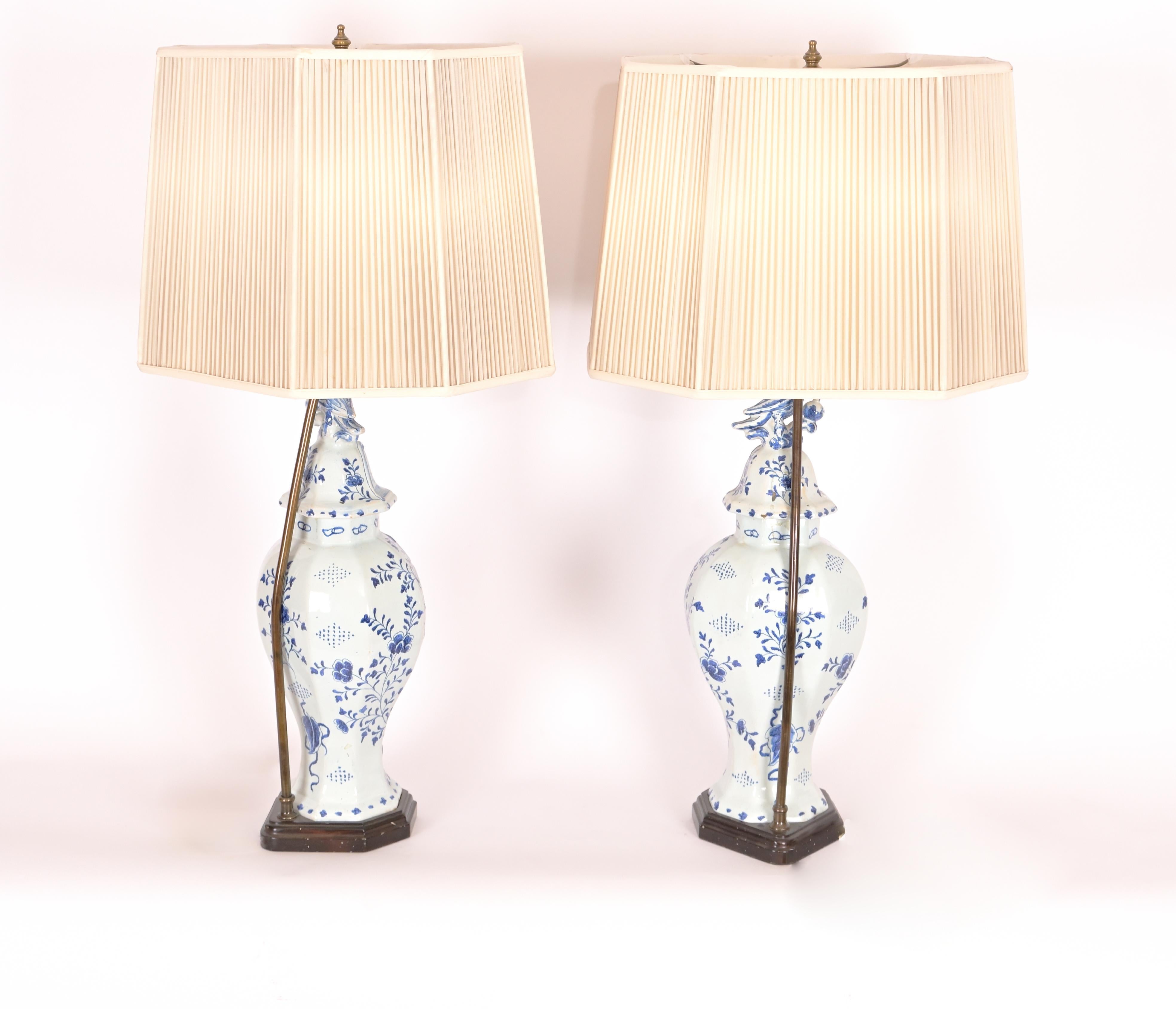 Paar niederländische Delfter blaue Vasenlampen aus dem 19. Jahrhundert (Messing) im Angebot