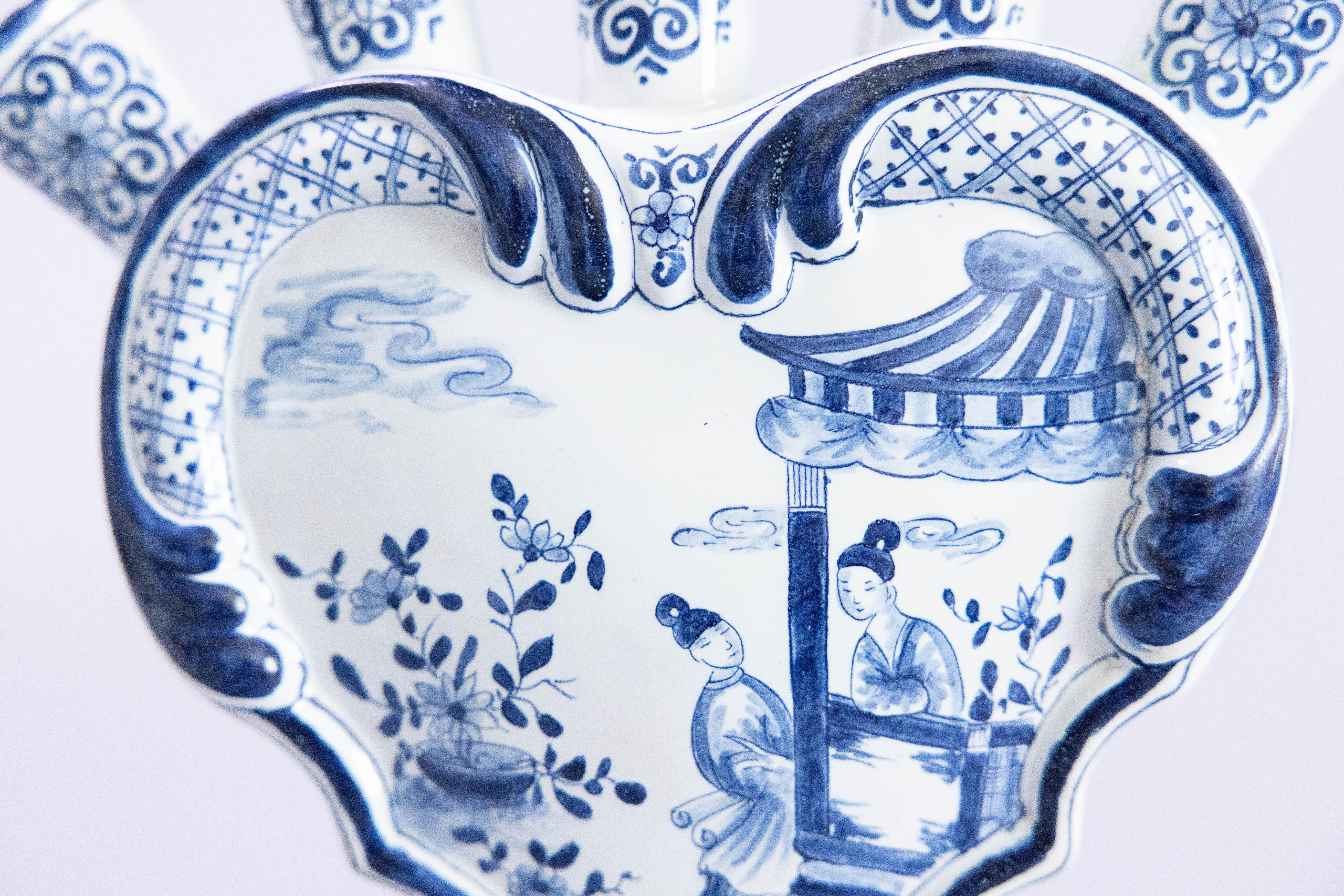 Pair of 19th Century Dutch Delft Faience Chinoiserie Tulip Vases Tulipieres en venta 3