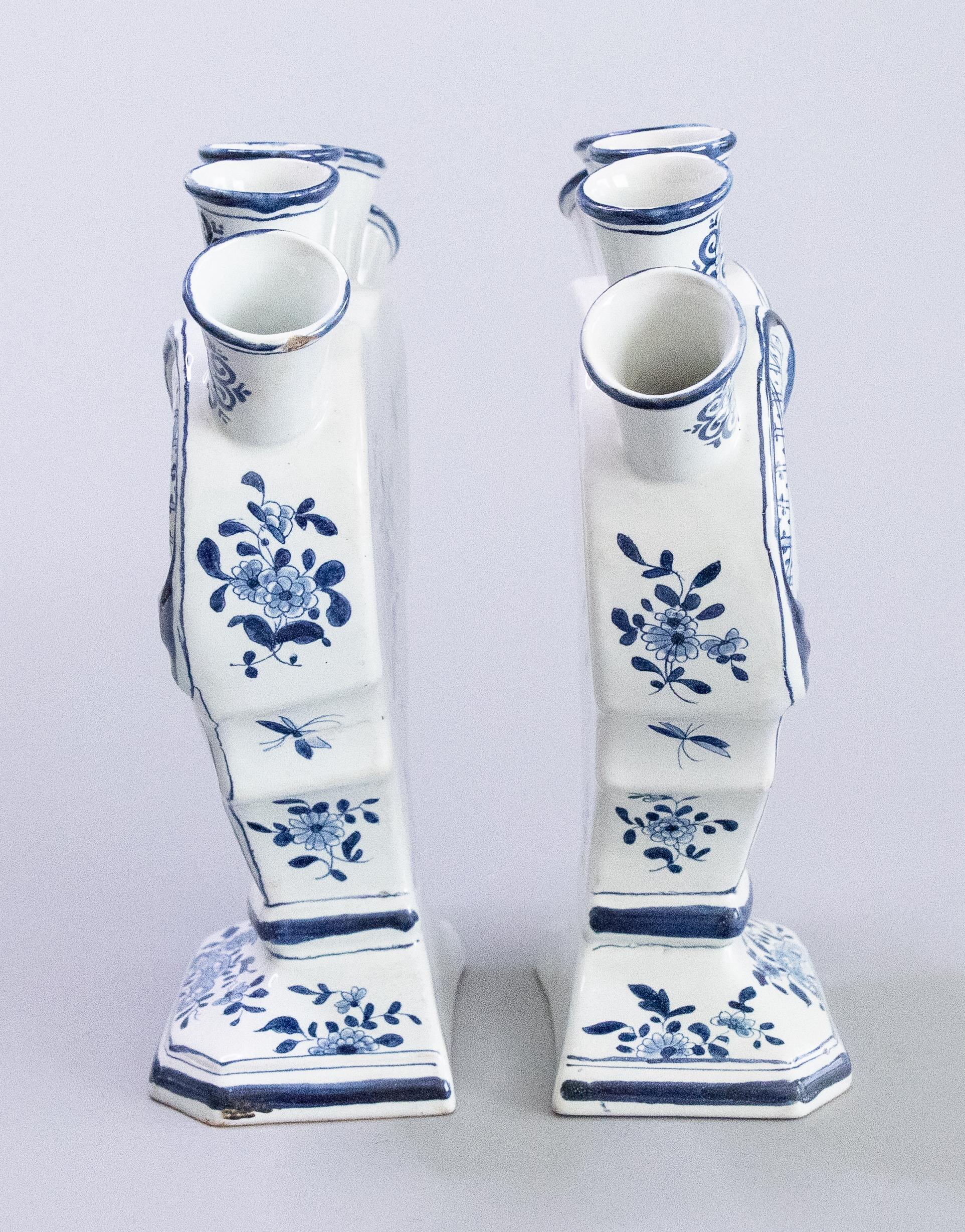 Rara coppia di antichi vasi a forma di cuore a cinque dita in maiolica olandese di Delft del XIX secolo o tulipieres. Marchi di fabbrica sul retro. Questi deliziosi vasi a tulipano sono decorati con figure, fiori e pagode dipinte a mano in stile