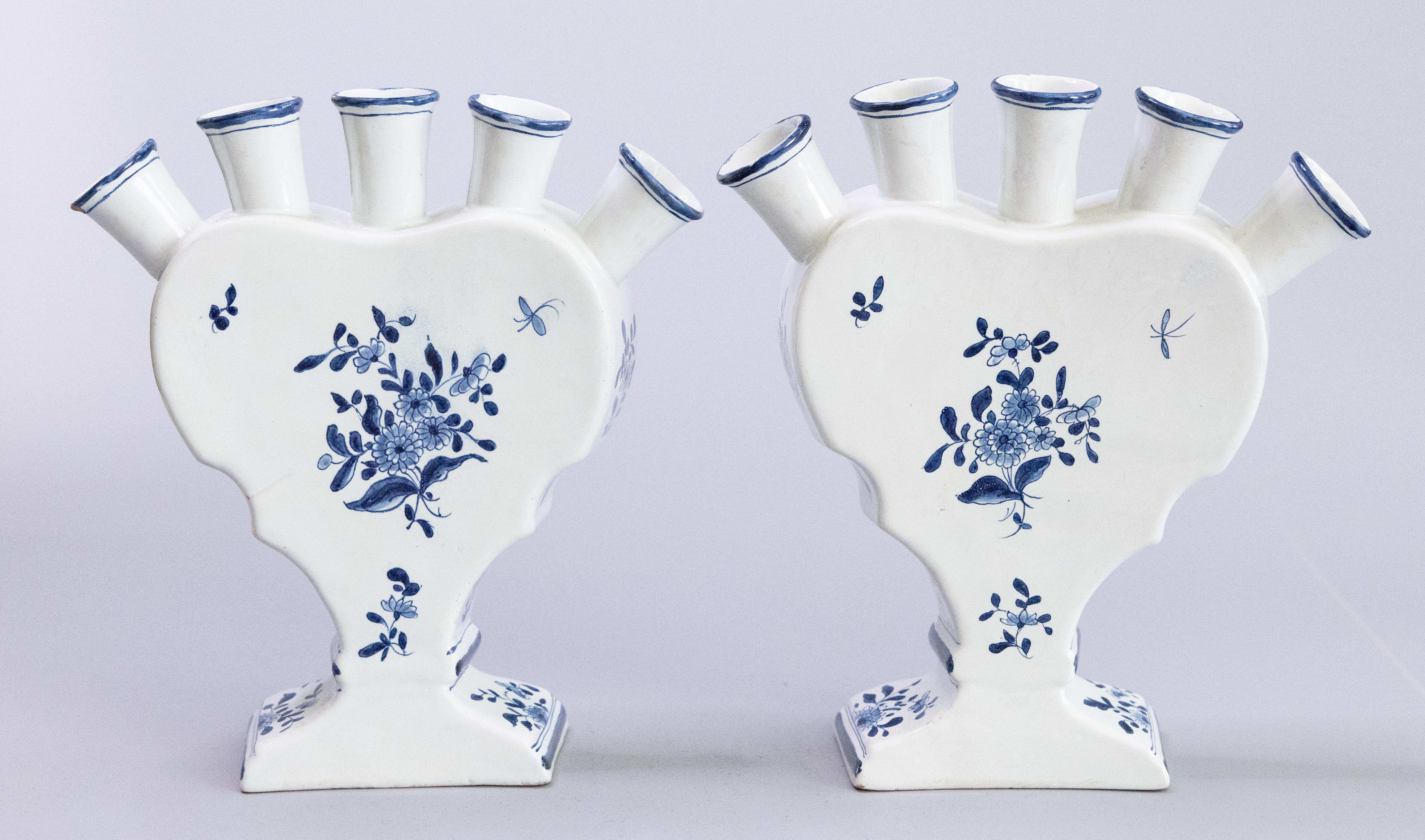 Pair of 19th Century Dutch Delft Faience Chinoiserie Tulip Vases Tulipieres Holandés en venta