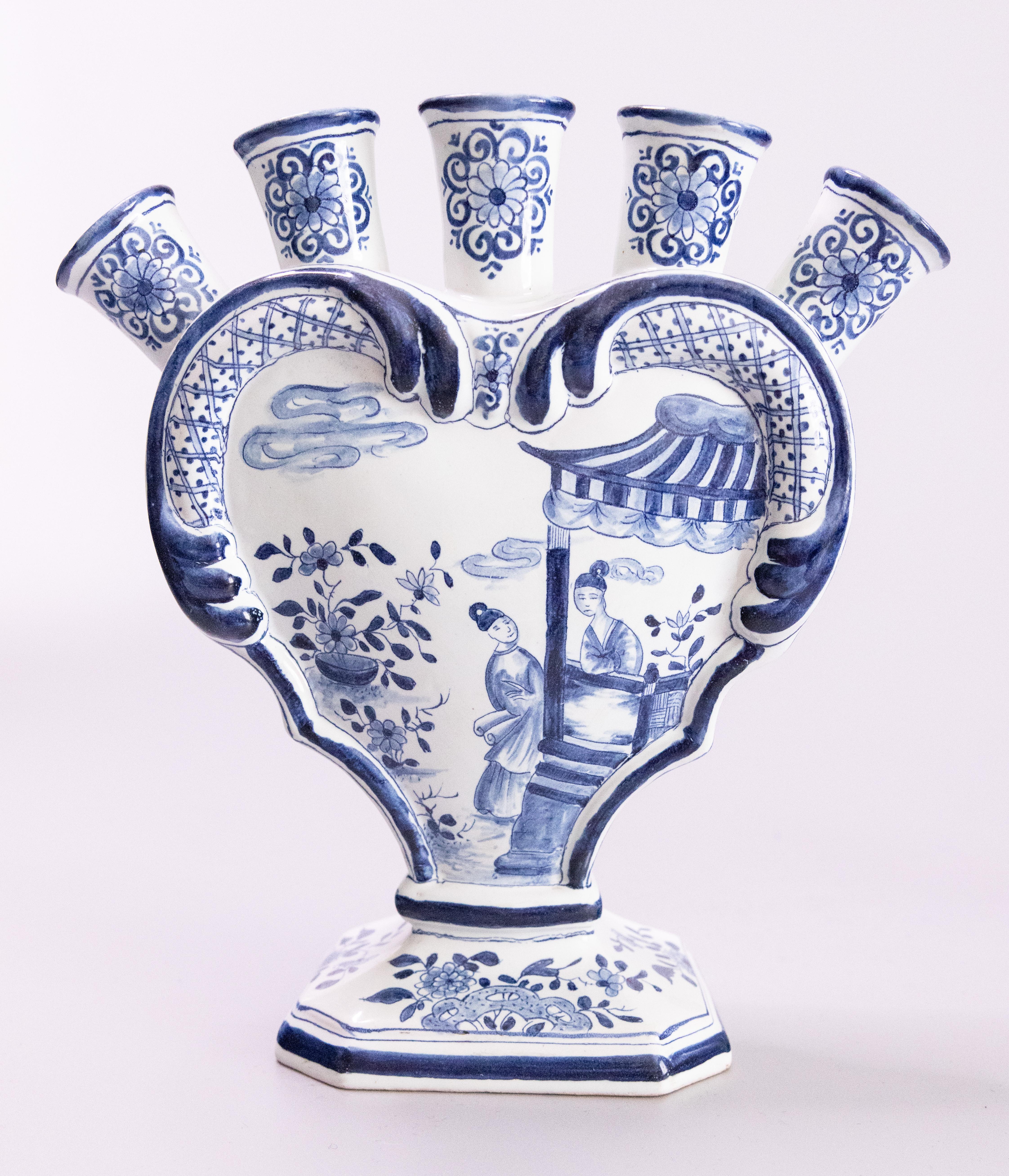 Pair of 19th Century Dutch Delft Faience Chinoiserie Tulip Vases Tulipieres en Bueno estado para la venta en Pearland, TX