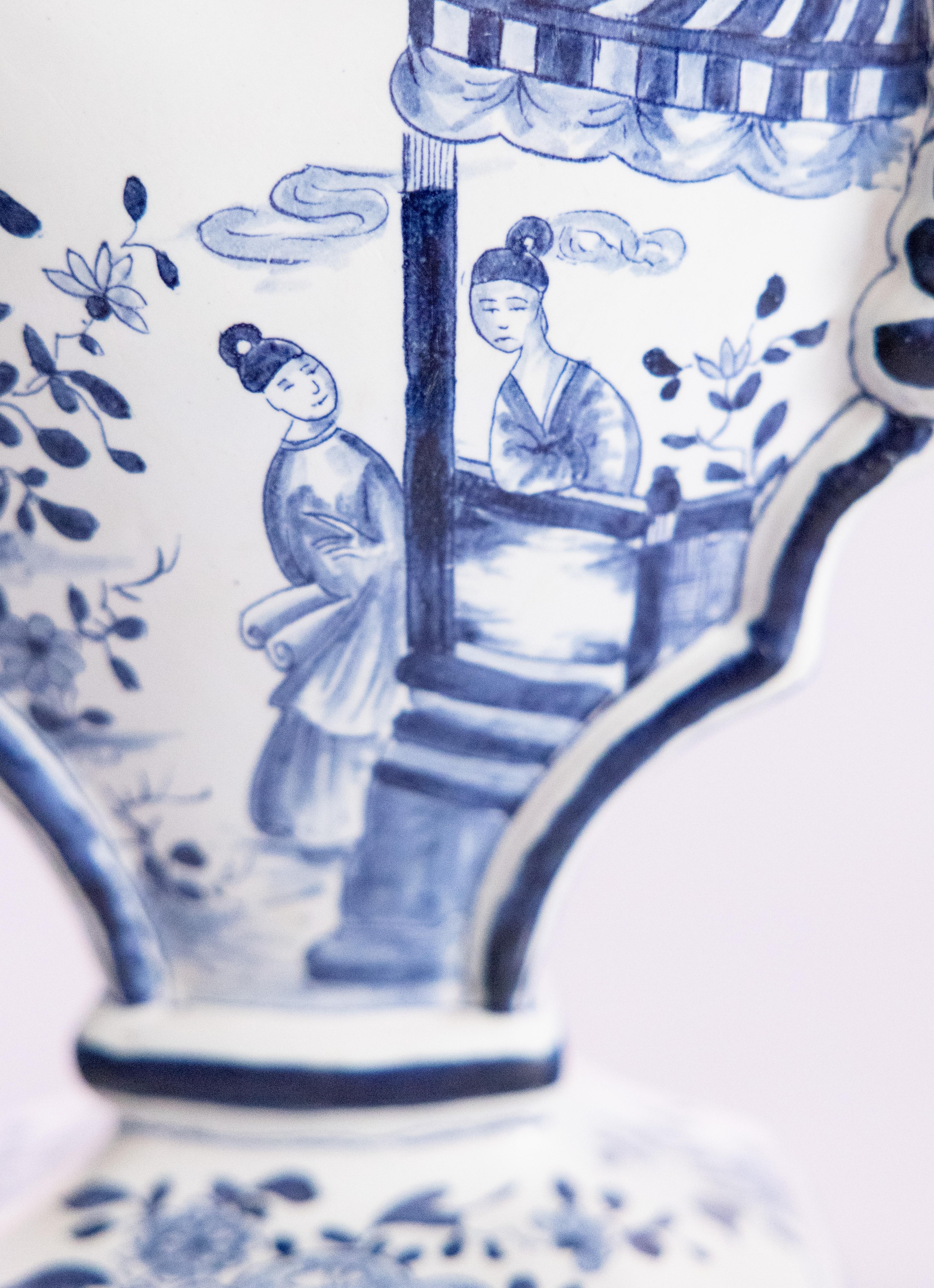 Pair of 19th Century Dutch Delft Faience Chinoiserie Tulip Vases Tulipieres siglo XIX en venta