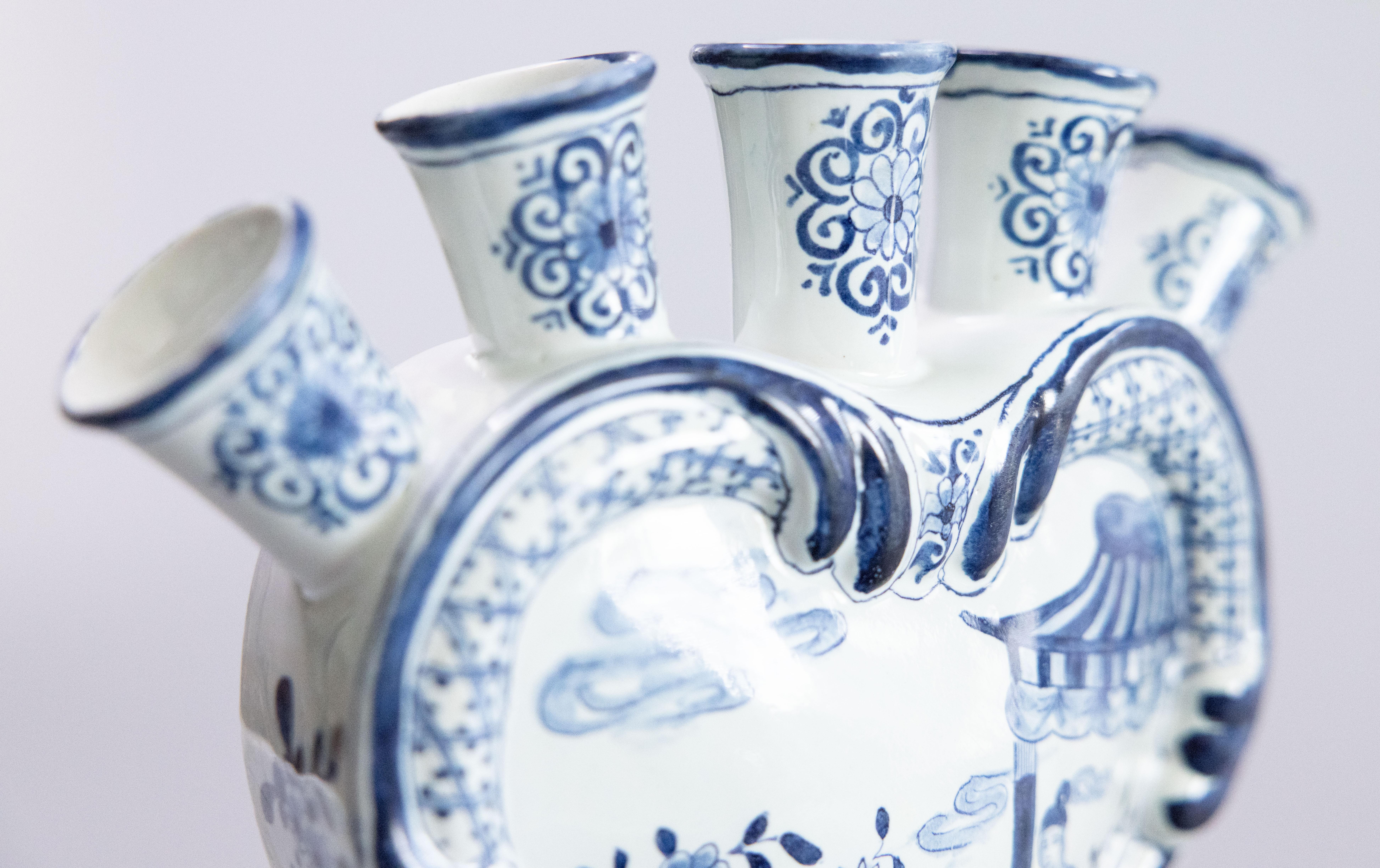 Pair of 19th Century Dutch Delft Faience Chinoiserie Tulip Vases Tulipieres Cerámica de Delft en venta