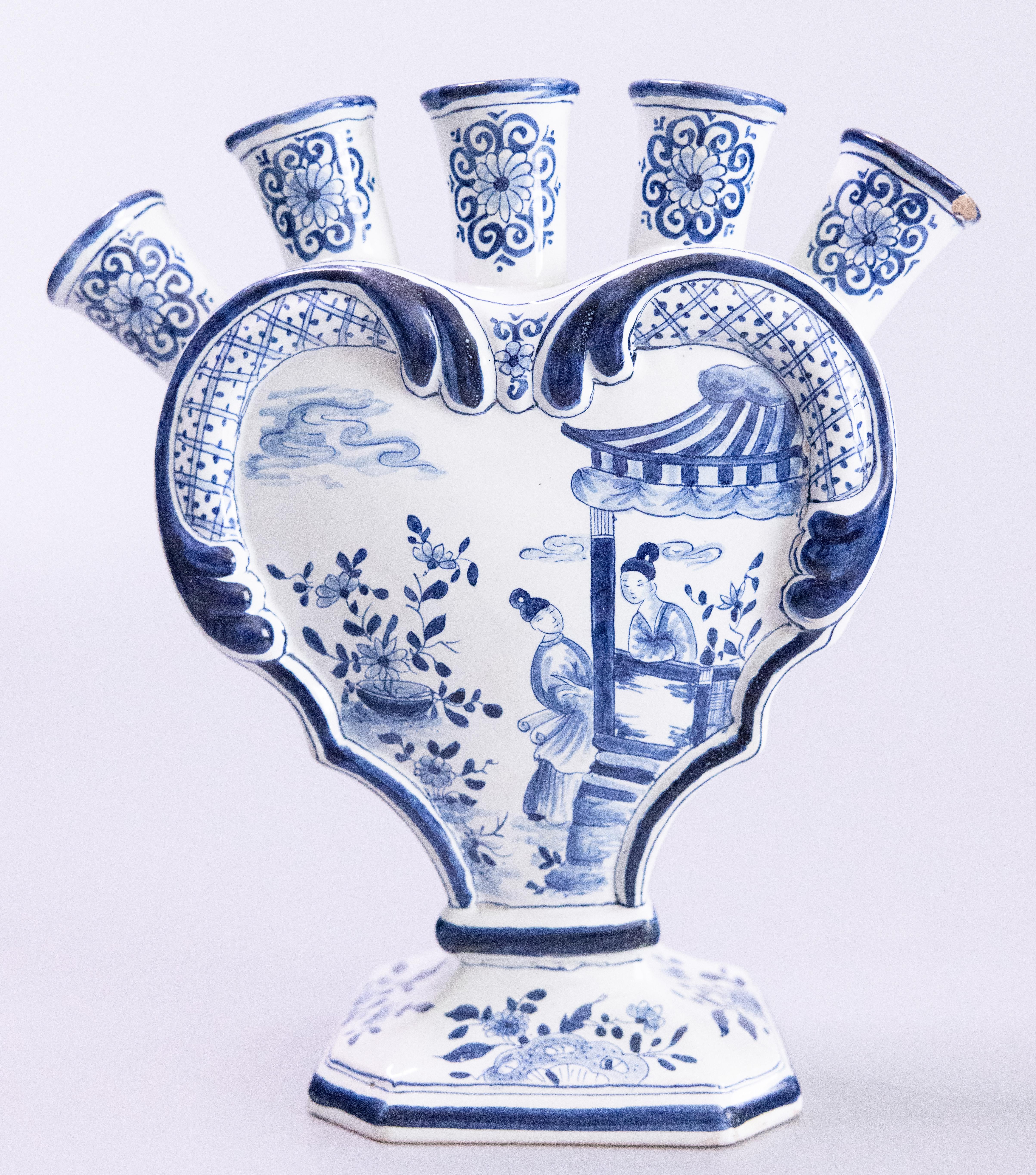 Pair of 19th Century Dutch Delft Faience Chinoiserie Tulip Vases Tulipieres en venta 1