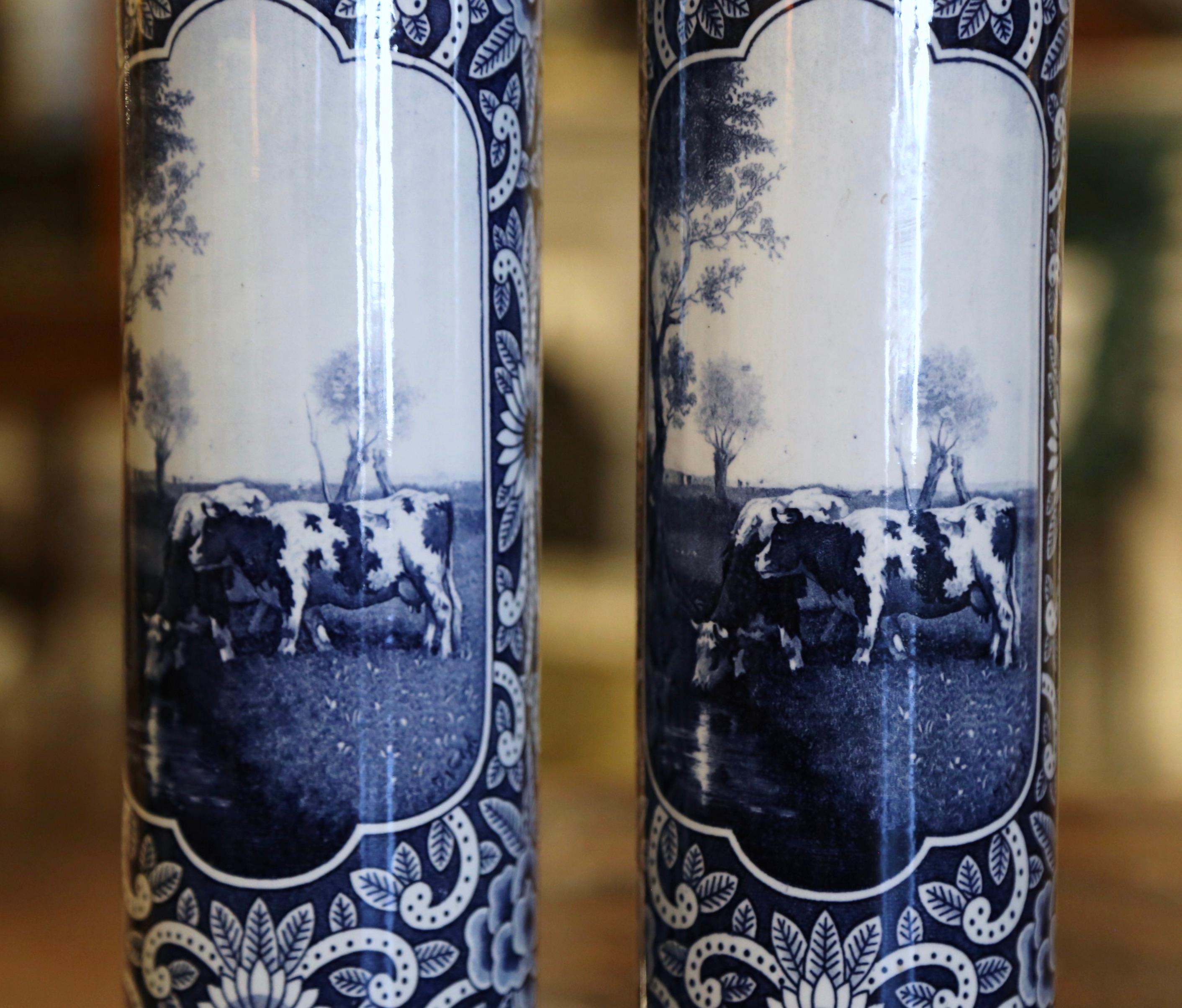 Paire de vases en faïence de Delft peints à la main du 19ème siècle avec motifs de bouteilles en vente 1