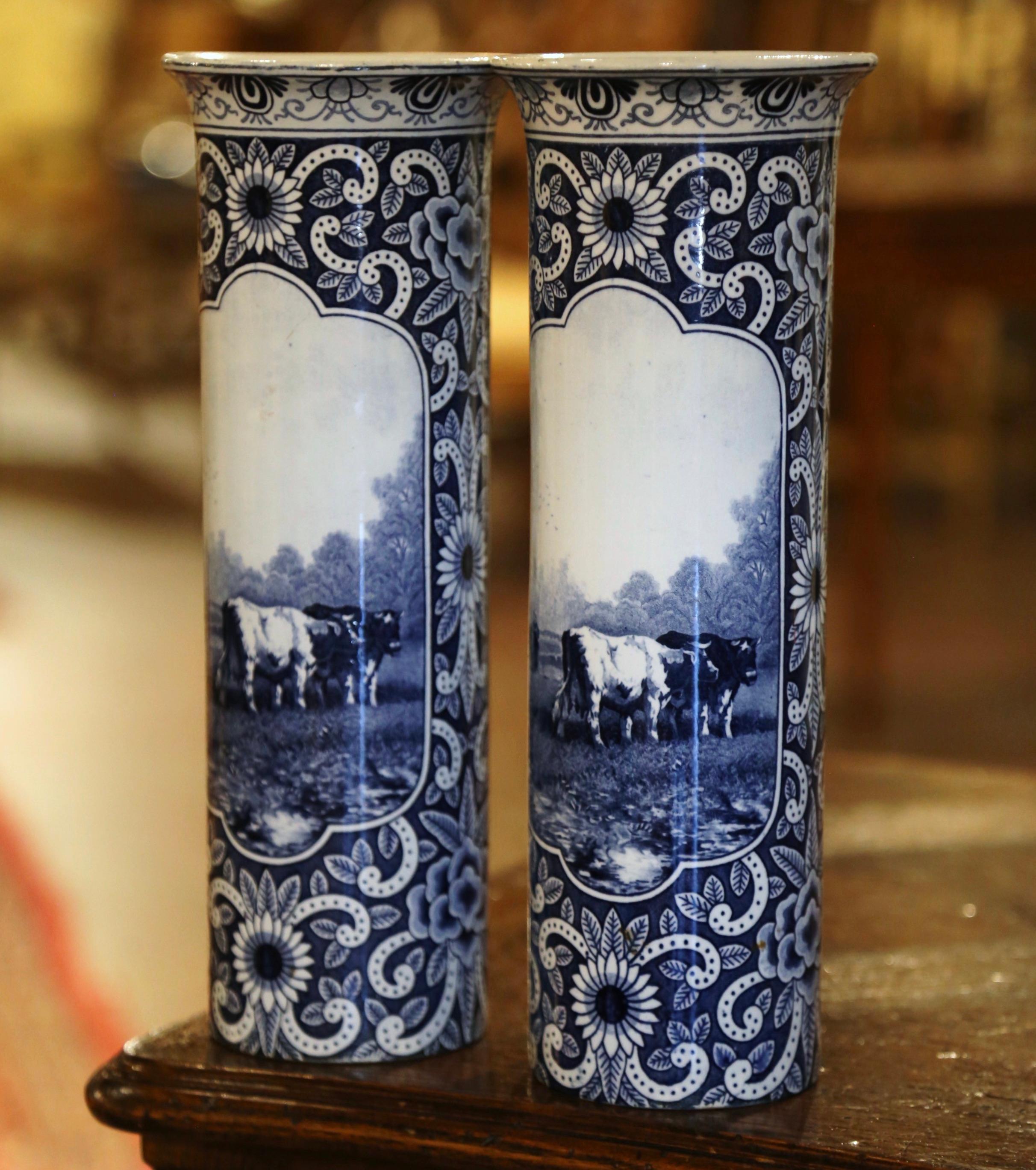 Dekorieren Sie ein Regal oder einen Konsolentisch mit diesem eleganten Paar antiker Vasen aus Delft mit Rindermotiven. Die runden Vasen wurden um 1880 in Holland hergestellt und haben eine Muschelform mit breiterem Hals. Jedes Gefäß ist in der