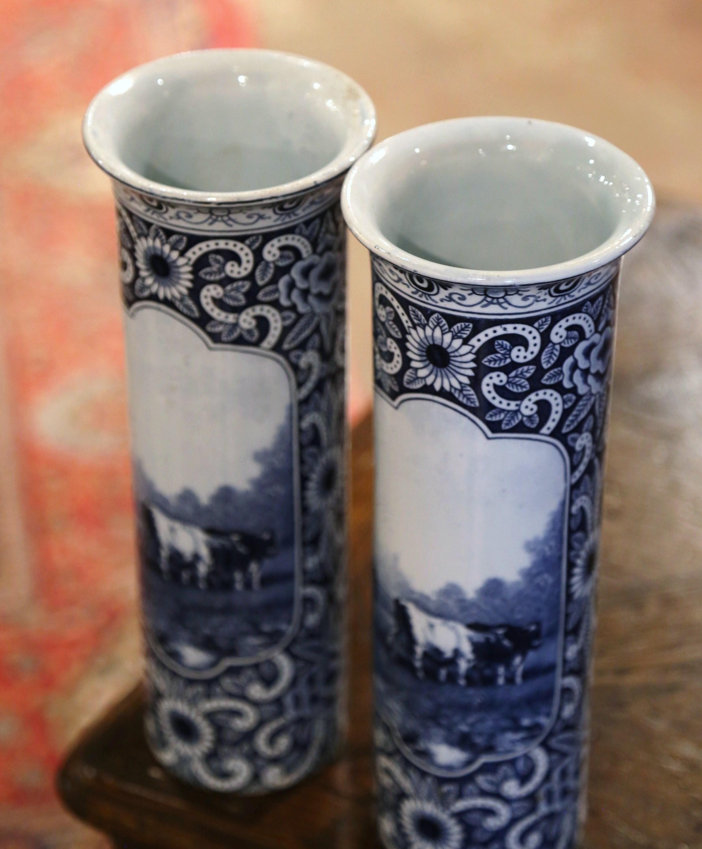 Paar niederländische handbemalte Delfter Fayence-Vasen mit Rindsmotiven aus dem 19. Jahrhundert (Niederländisch) im Angebot