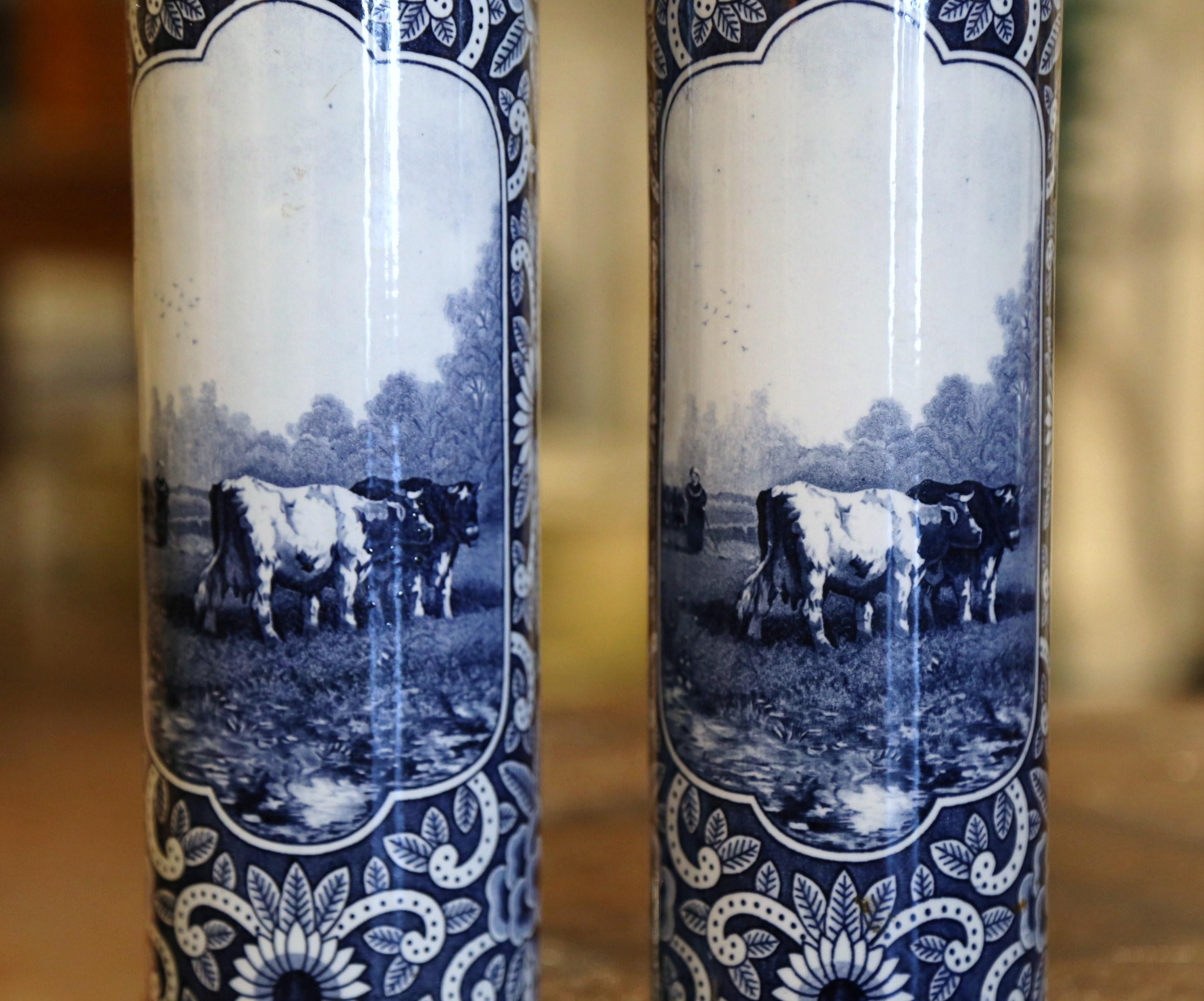 Paar niederländische handbemalte Delfter Fayence-Vasen mit Rindsmotiven aus dem 19. Jahrhundert (Handgefertigt) im Angebot