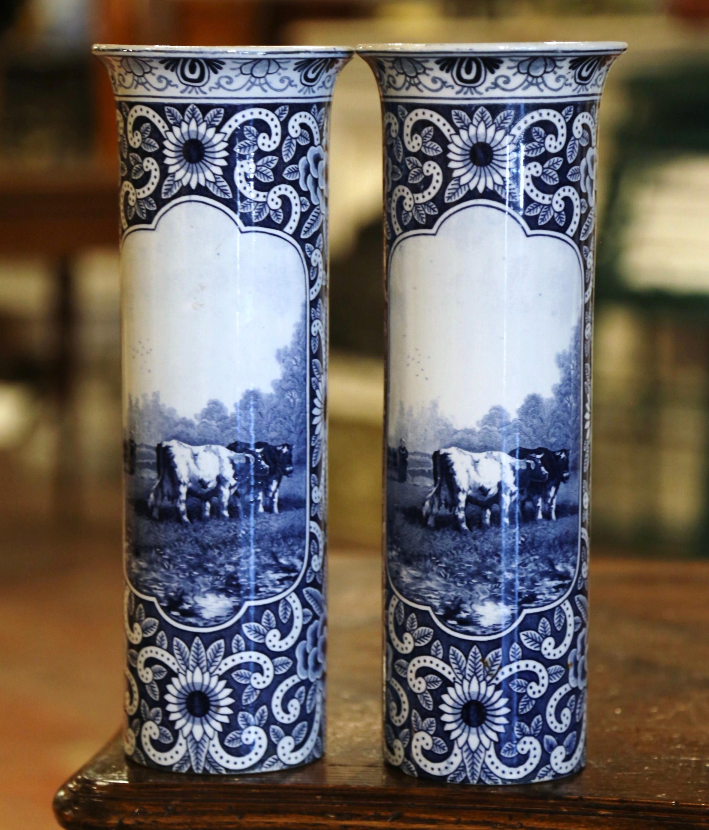 Paar niederländische handbemalte Delfter Fayence-Vasen mit Rindsmotiven aus dem 19. Jahrhundert im Zustand „Hervorragend“ im Angebot in Dallas, TX