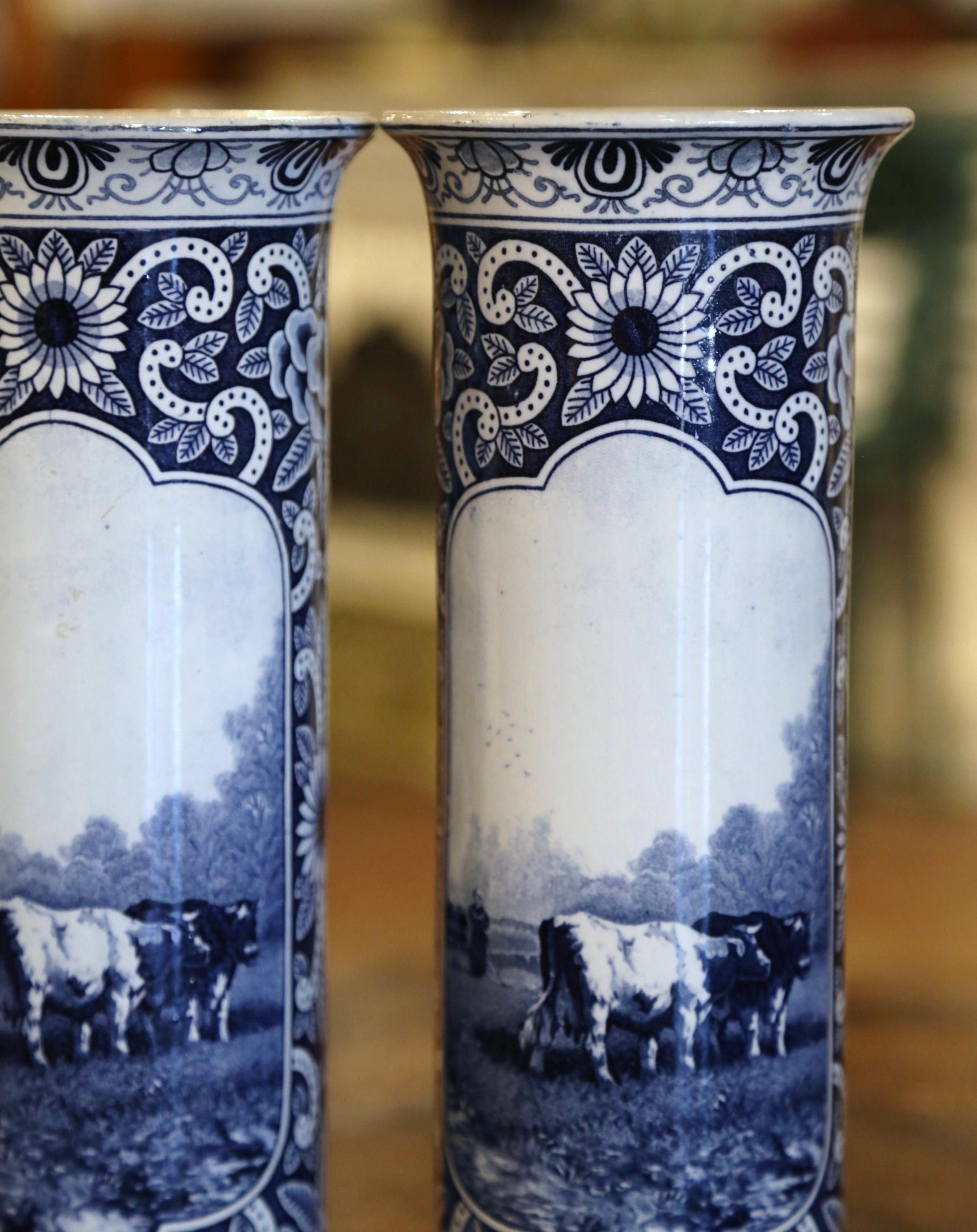 Paar niederländische handbemalte Delfter Fayence-Vasen mit Rindsmotiven aus dem 19. Jahrhundert (Keramik) im Angebot