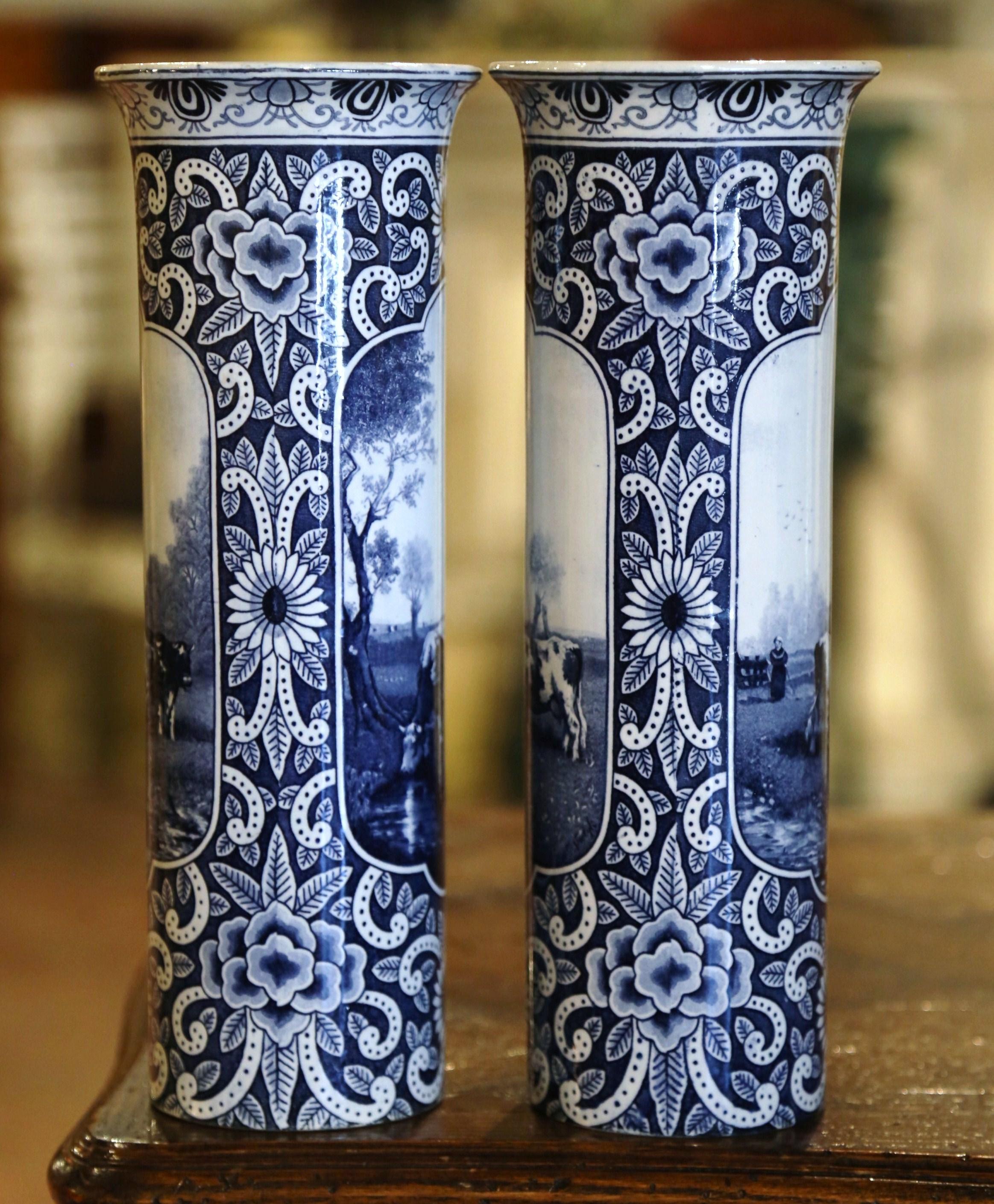 Paar niederländische handbemalte Delfter Fayence-Vasen mit Rindsmotiven aus dem 19. Jahrhundert im Angebot 1